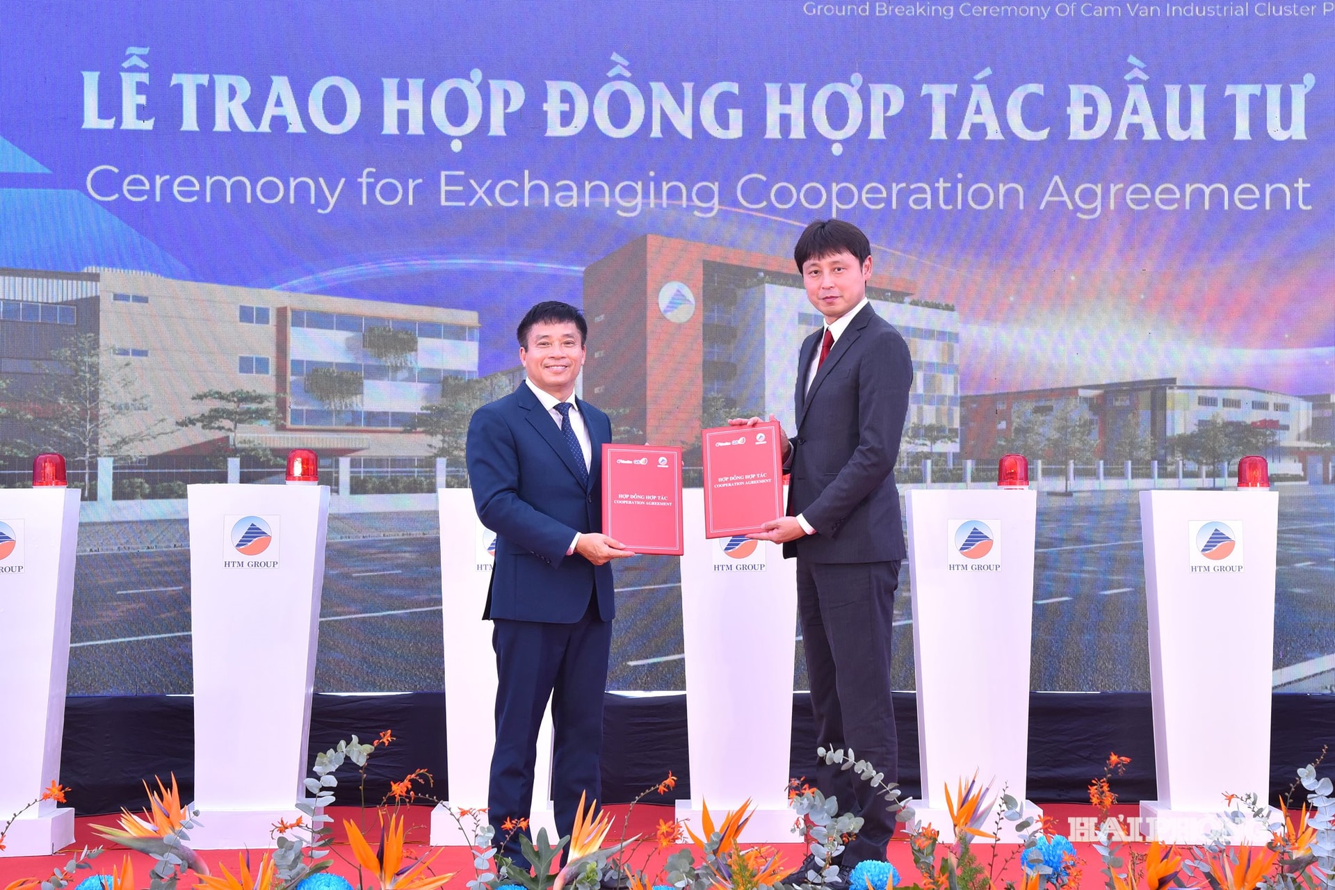 Đại diện Công ty CP Tập đoàn đầu tư HTM trao biên bản hợp tác đầu tư với các khách hàng.