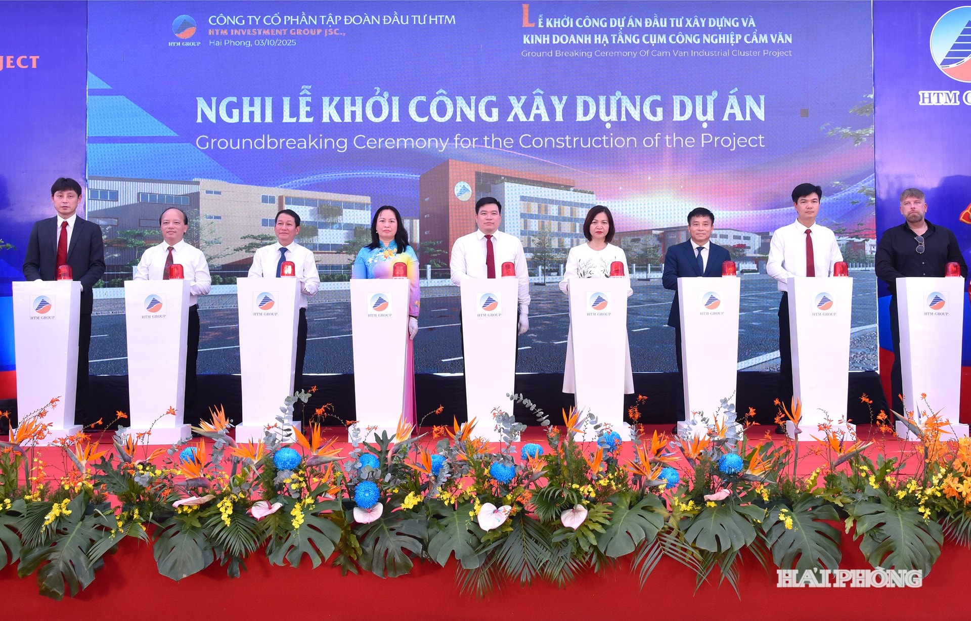 Ảnh báo in: Các đại biểu thực hiện nghi lễ khởi công Dự án Đầu tư xây dựng và kinh doanh hạ tầng Cụm công nghiệp Cẩm Văn tại xã An Quang.