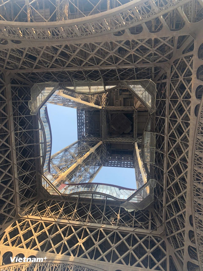 Trong lòng tháp Eiffel. (Ảnh: Hồng Hạnh/Vietnam+) vnp-0310-thap-eiffel-4.jpg