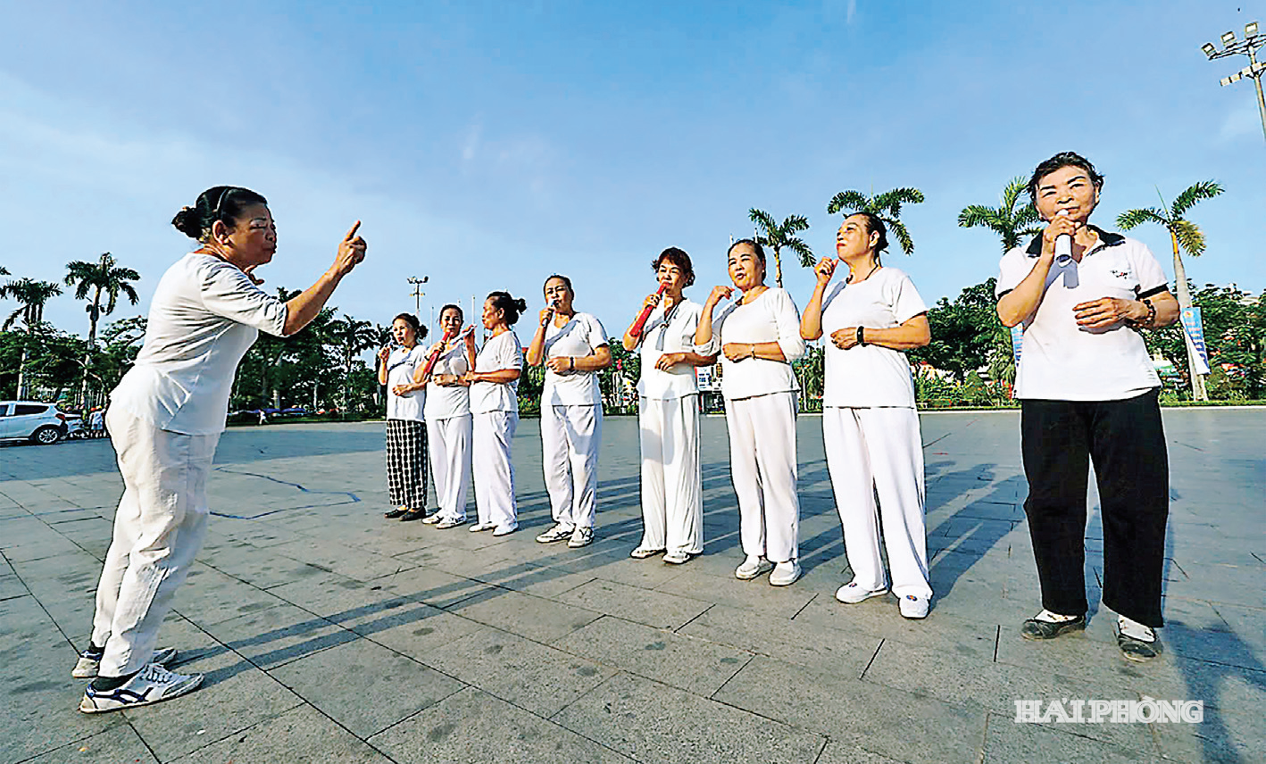 Một ngày tập văn nghệ của các cụ cao tuổi.