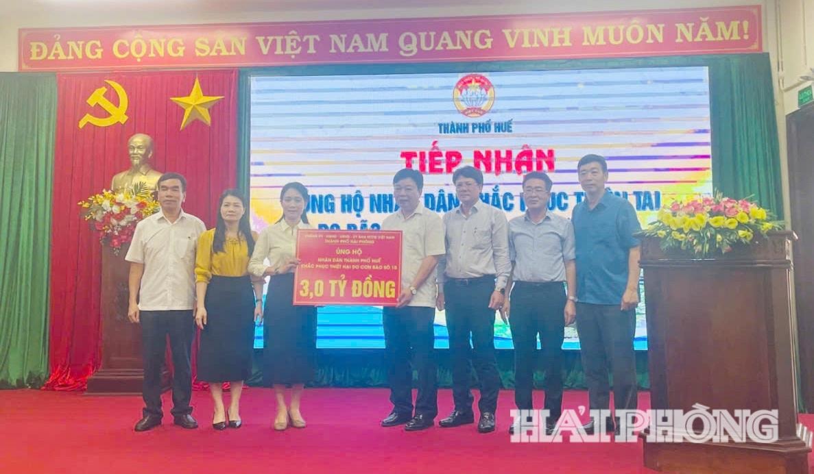 Đoàn công tác của thành phố Hải Phòng trao quà ủng hộ tại thành phố Huế.