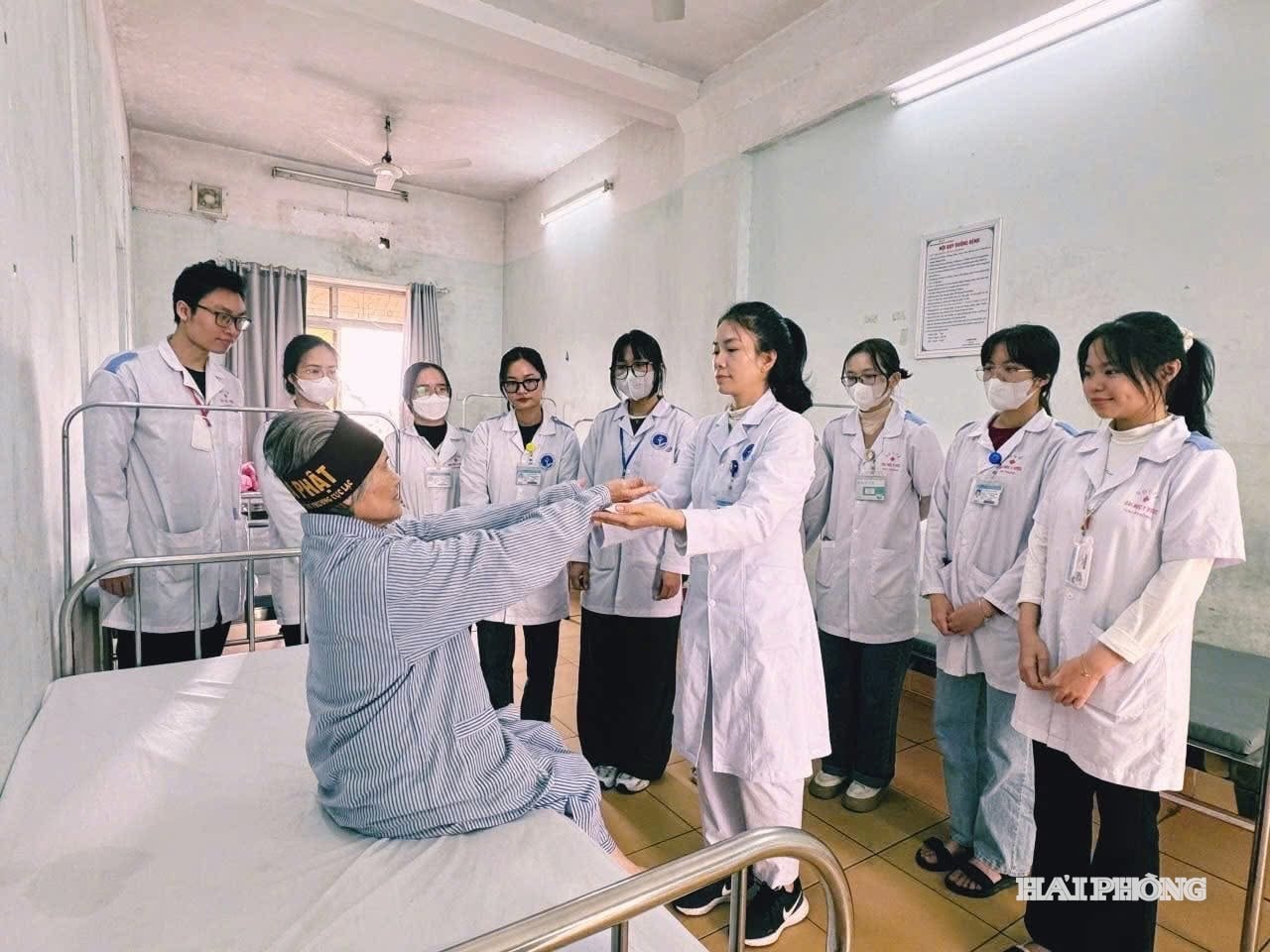 Sinh viên Trường Đại học Y Dược Hải Phòng trong giờ thực hành tại bệnh viện