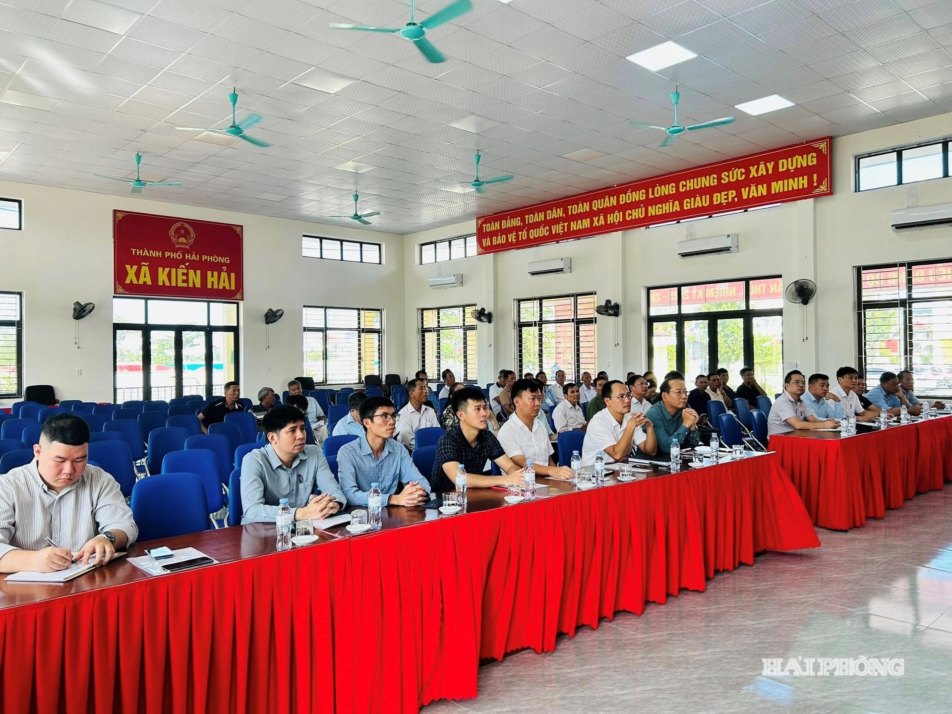 Các đại biểu dự hội nghị công bố công khai Đồ án quy hoạch phân khu khu thương mại, dịch vụ logistics tại xã Kiến Hải