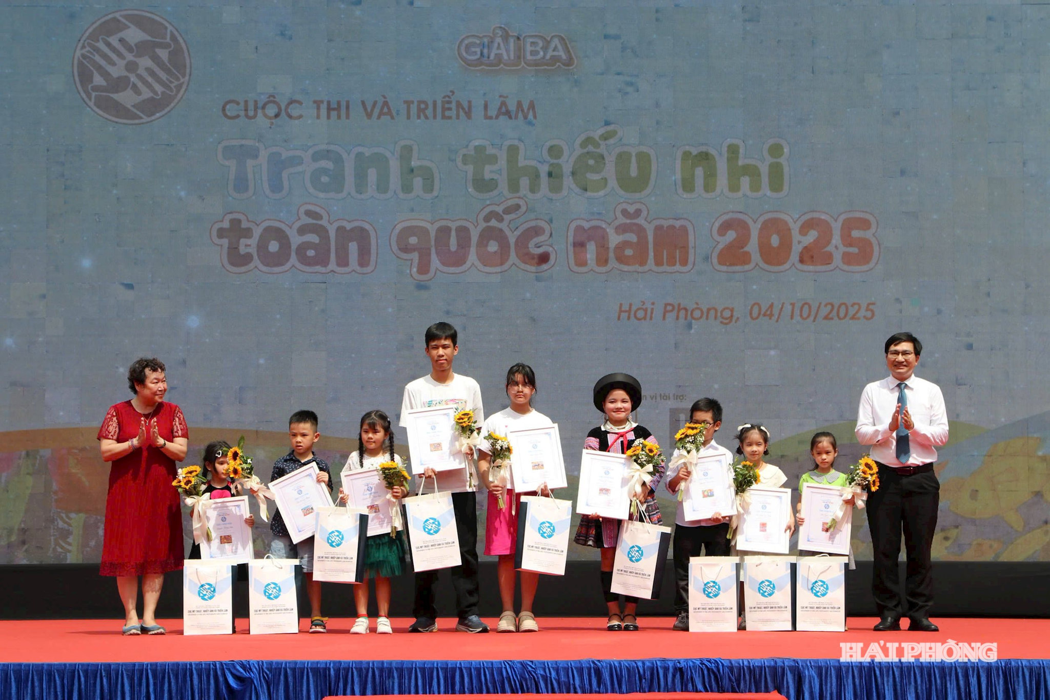 Ban Tổ chức trao giải ba tặng các tác giả nhỏ tuổi