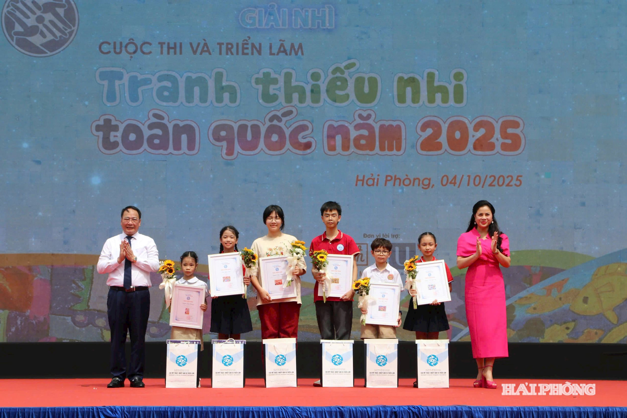 Ban Tổ chức trao giải nhì tặng các tác giả nhỏ tuổi