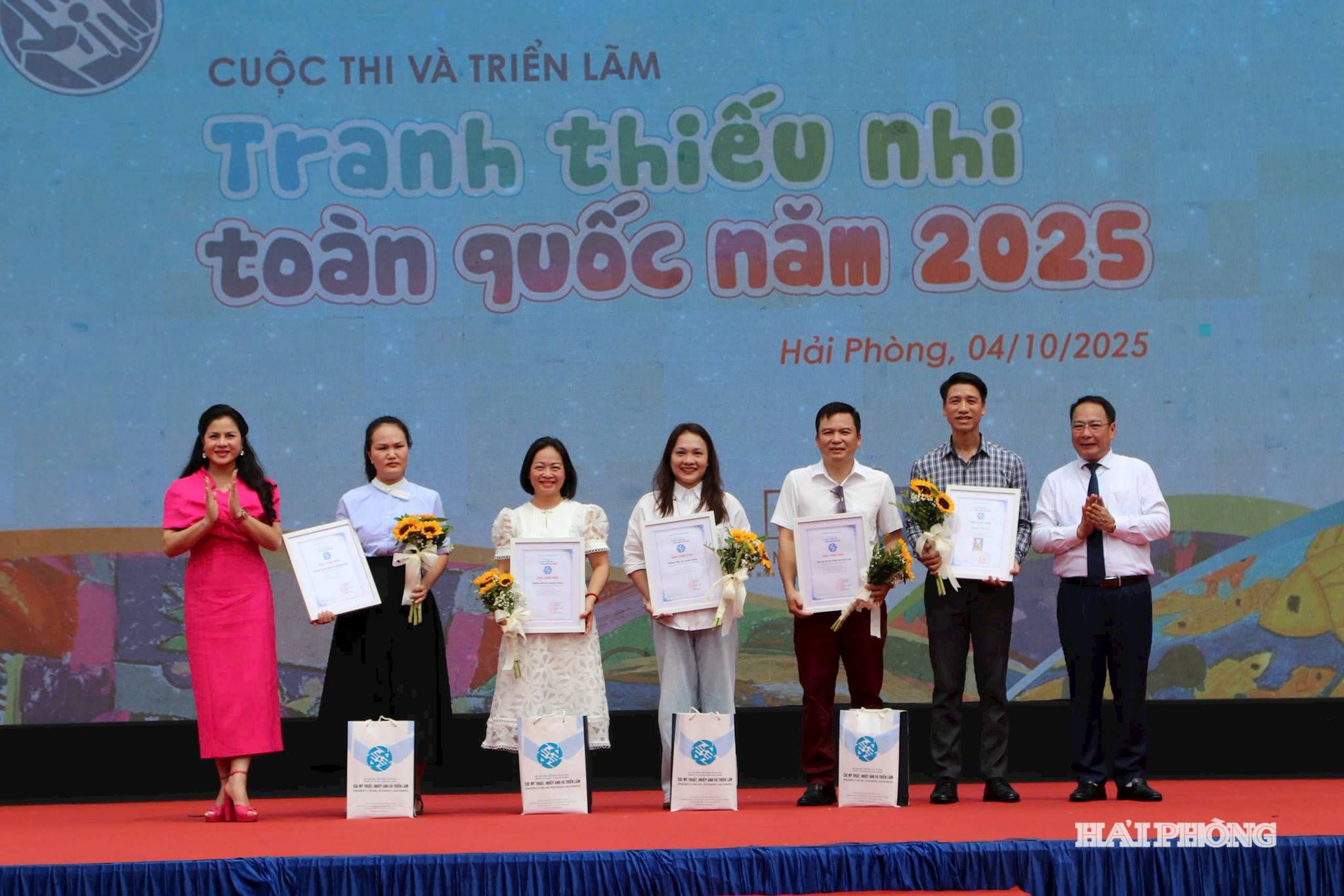 Ban Tổ chức trao giải tập thể tặng 5 đơn vị có thành tích xuất sắc