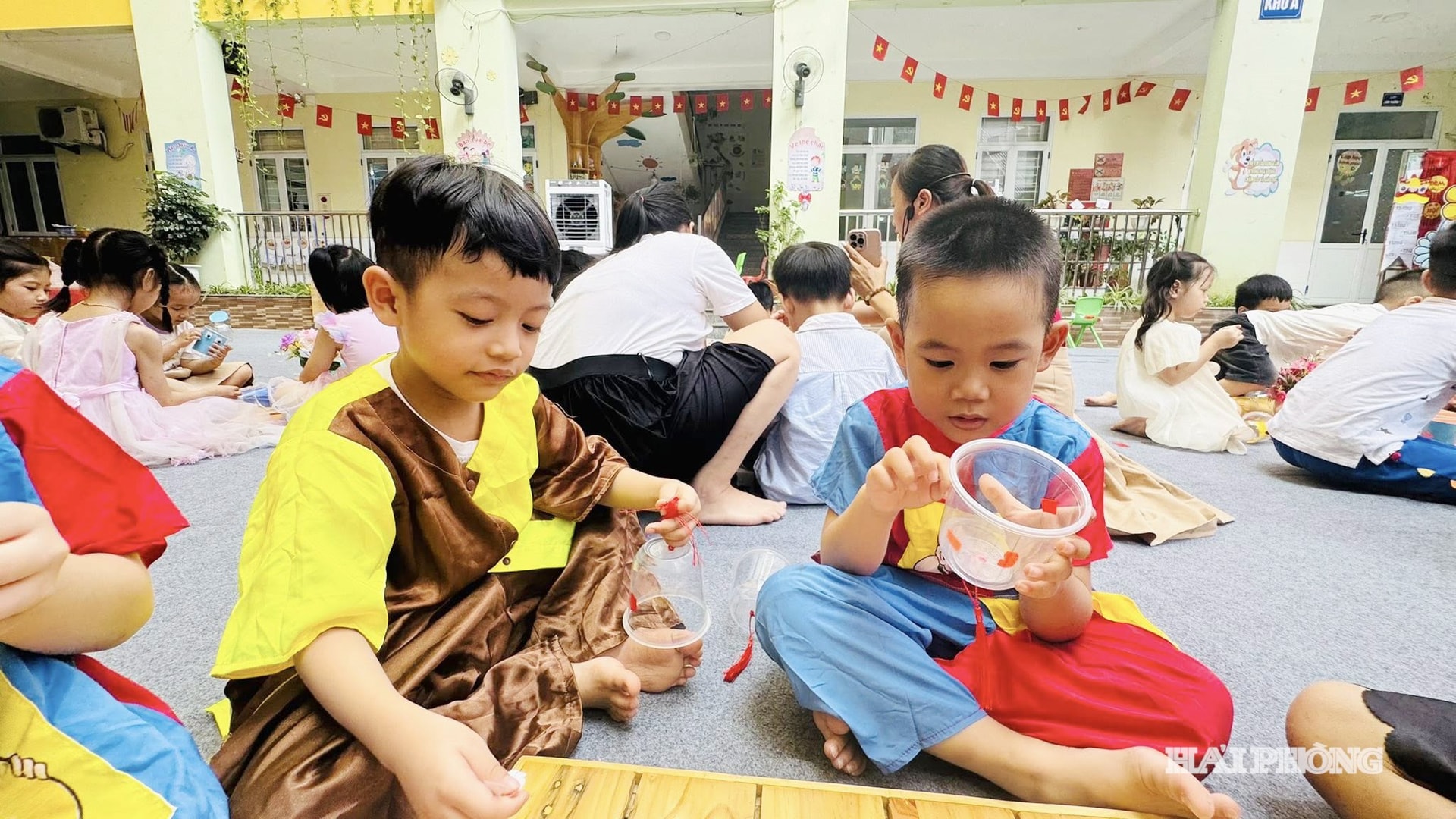 Các bé Trường ầm non Phan Bội Châu (phường Hồng Bàng) tập làm đèn lồng Trung thu từ những vật dụng tái chế đơn giản.