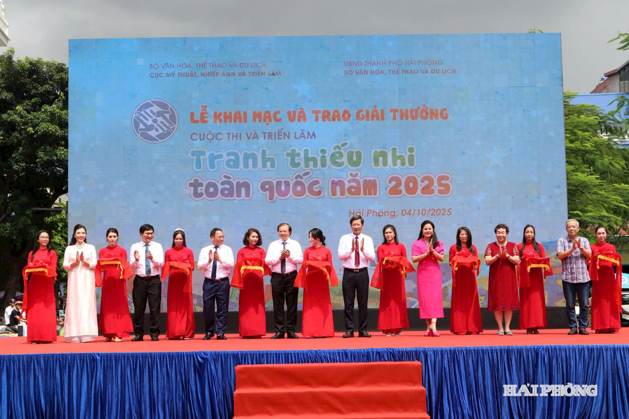 Các đại biểu cắt băng khai mạc triển lãm