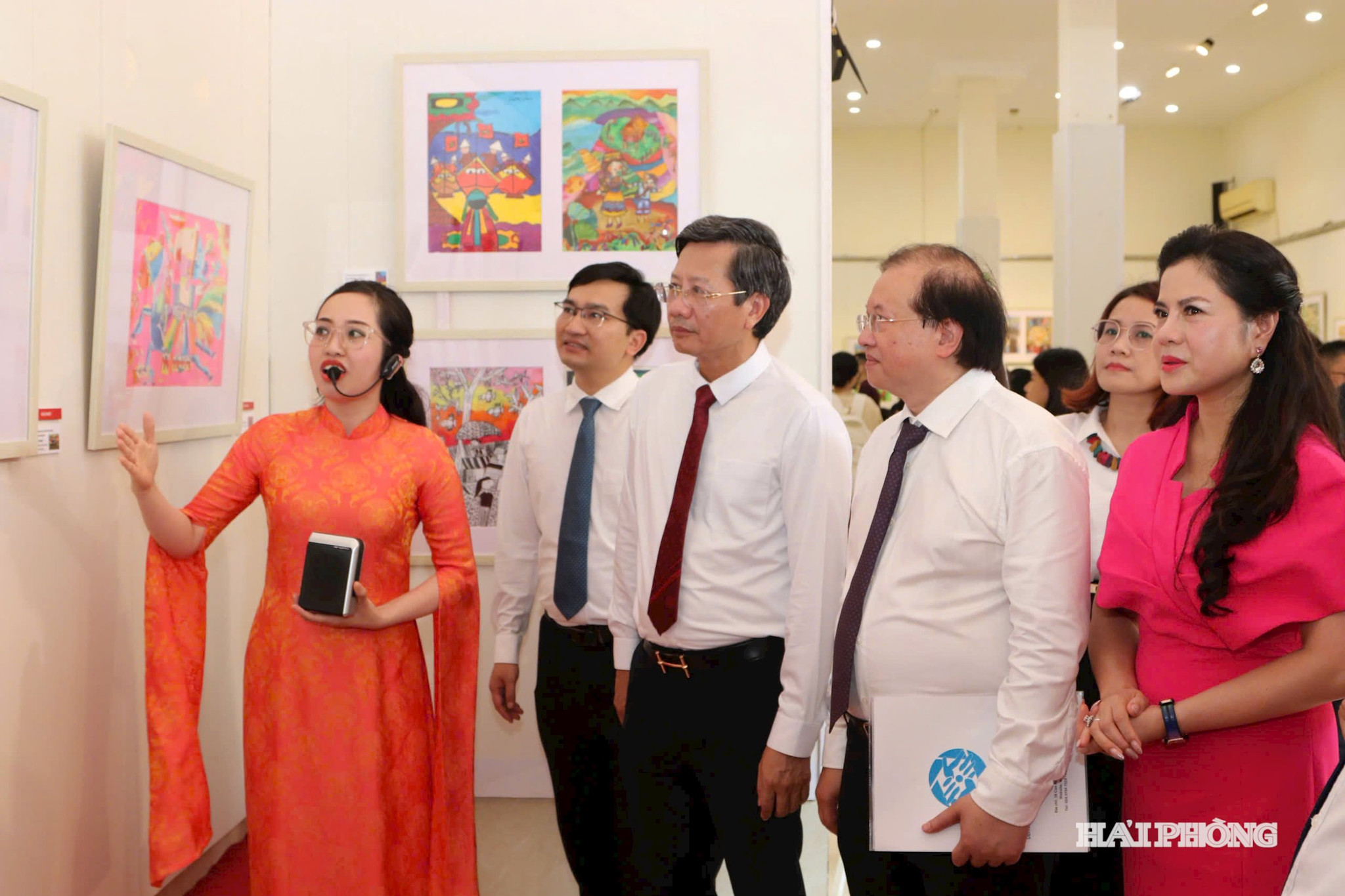 Các đại biểu tham quan triển lãm