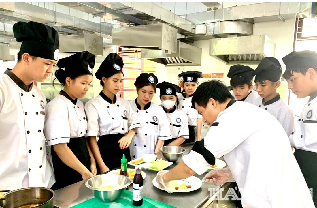  Sinh viên Trường cao đẳng Du lịch Hải Phòng trong giờ học nghề chế biến món ăn.