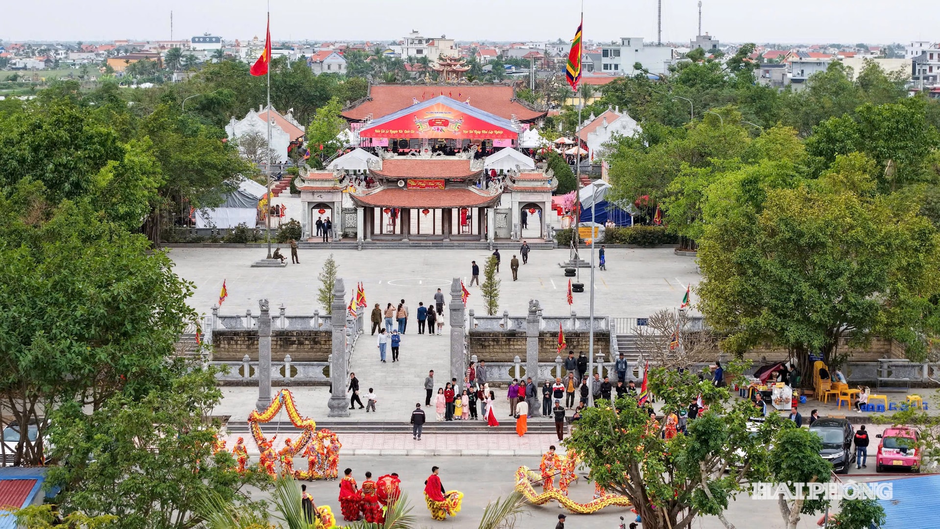 सम्राट मैक डांग डुंग की मृत्यु की 484वीं वर्षगांठ मैक राजवंश स्मारक क्षेत्र में कई नए और अनूठे आयोजनों के साथ मनाई गई। फोटो: ले डुंग