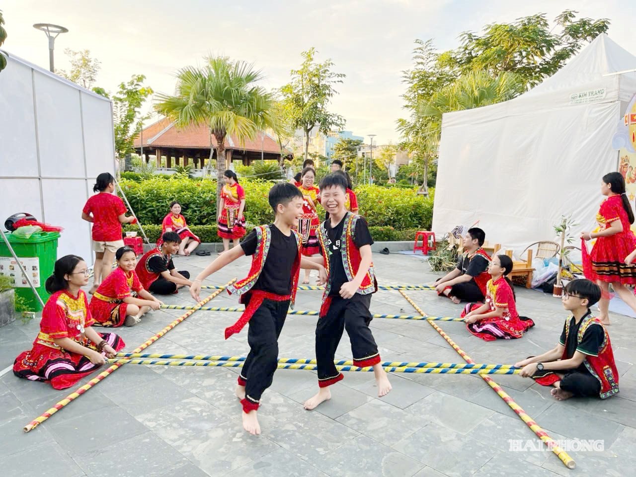 Trung thu tràn ngập niềm vui của học sinh Trường THCS Đà Nẵng (phường Ngô Quyền).