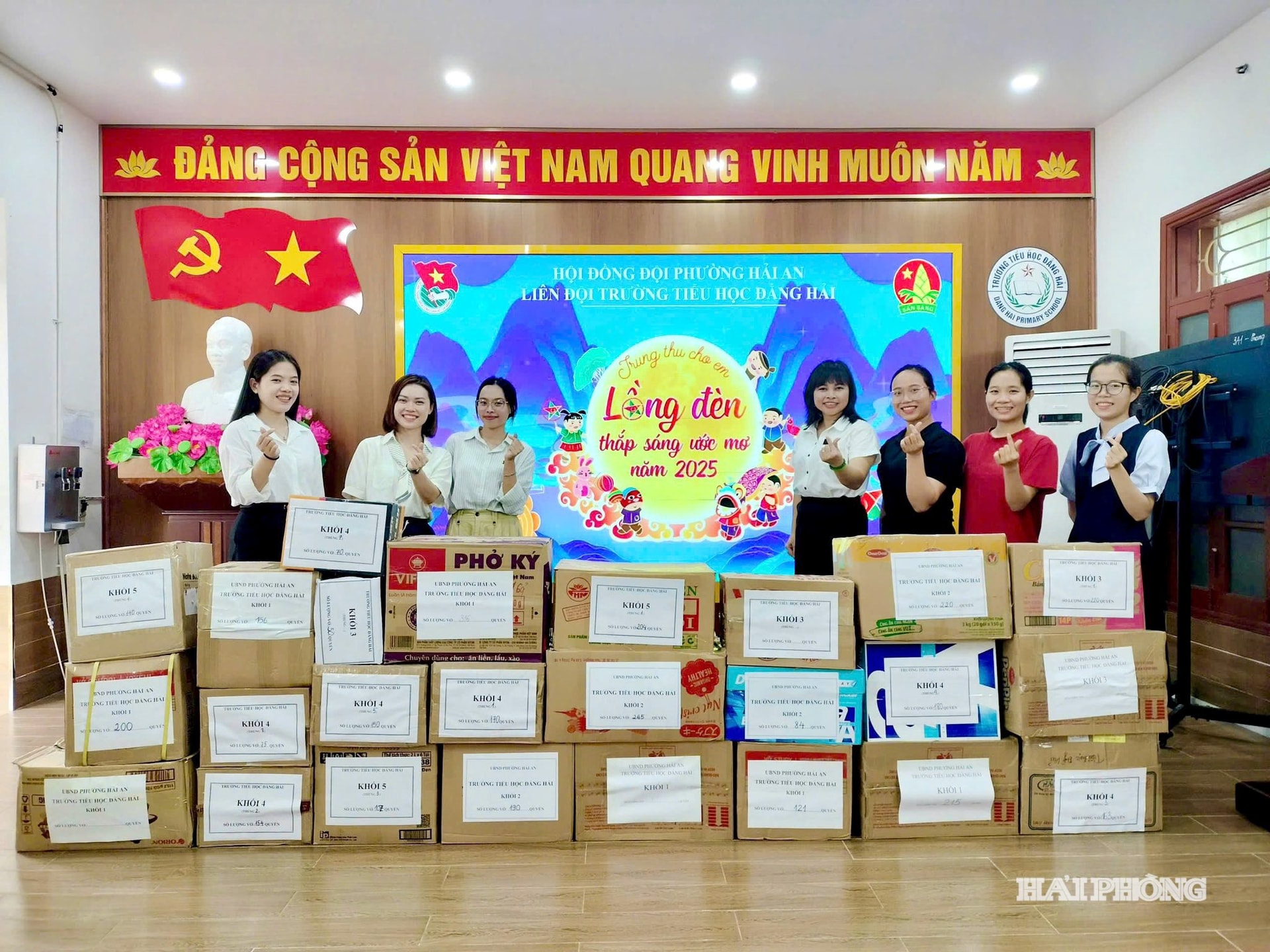 Trường Tiểu học Đẳng Hải (phường Hải An) phát động quyên góp với tinh thần tự nguyện – sẻ chia – vì bạn nhỏ thân yêu. Học sinh nhà trường đã quyên góp 5.198 quyển vở ô li mới dành tặng các bạn thiếu nhi hoàn cảnh khó khăn trên địa bàn thành phố nhân dịp Tết Trung thu 2025.