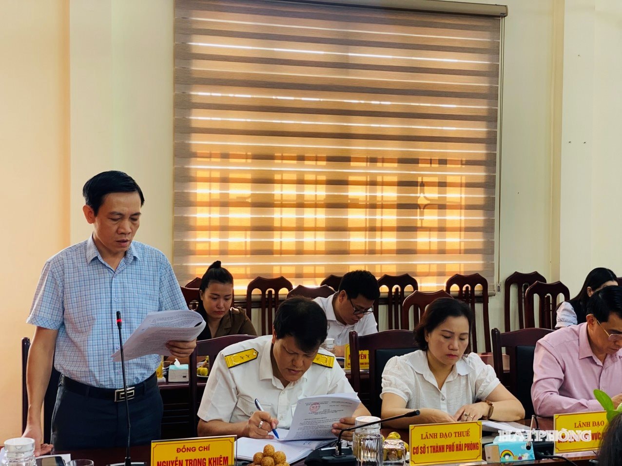 Phó bí thư Đảng uỷ, Chủ tịch UBND phường phát biểu tại hội nghị Ban Chấp hành Đảng bộ phường