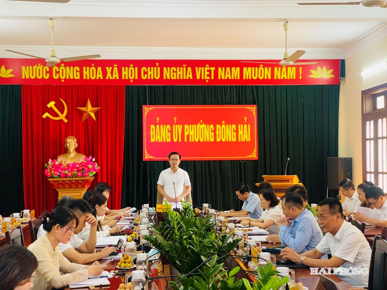 Bí thư Đảng uỷ, Chủ tịch HĐND phường Đông Hải Nguyễn Anh Tuấn phát biểu chỉ đạo tại hội nghị Ban Chấp hành Đảng bộ phường