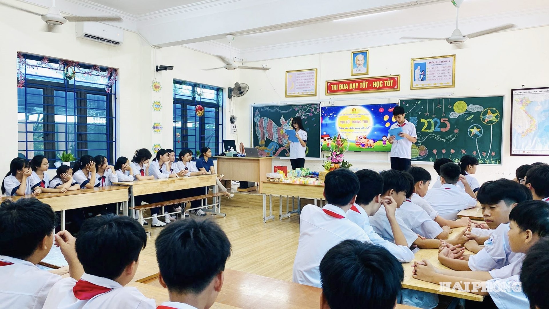 Học sinh Trường THCS Trần Hưng Đạo (phường Lưu Kiếm, thành phố Hải Phòng) tìm hiểu nguồn gốc, ý nghĩa ngày Tết Trung thu dưới nhiều hình thức đa dạng. Ảnh: BÙI HẠNH