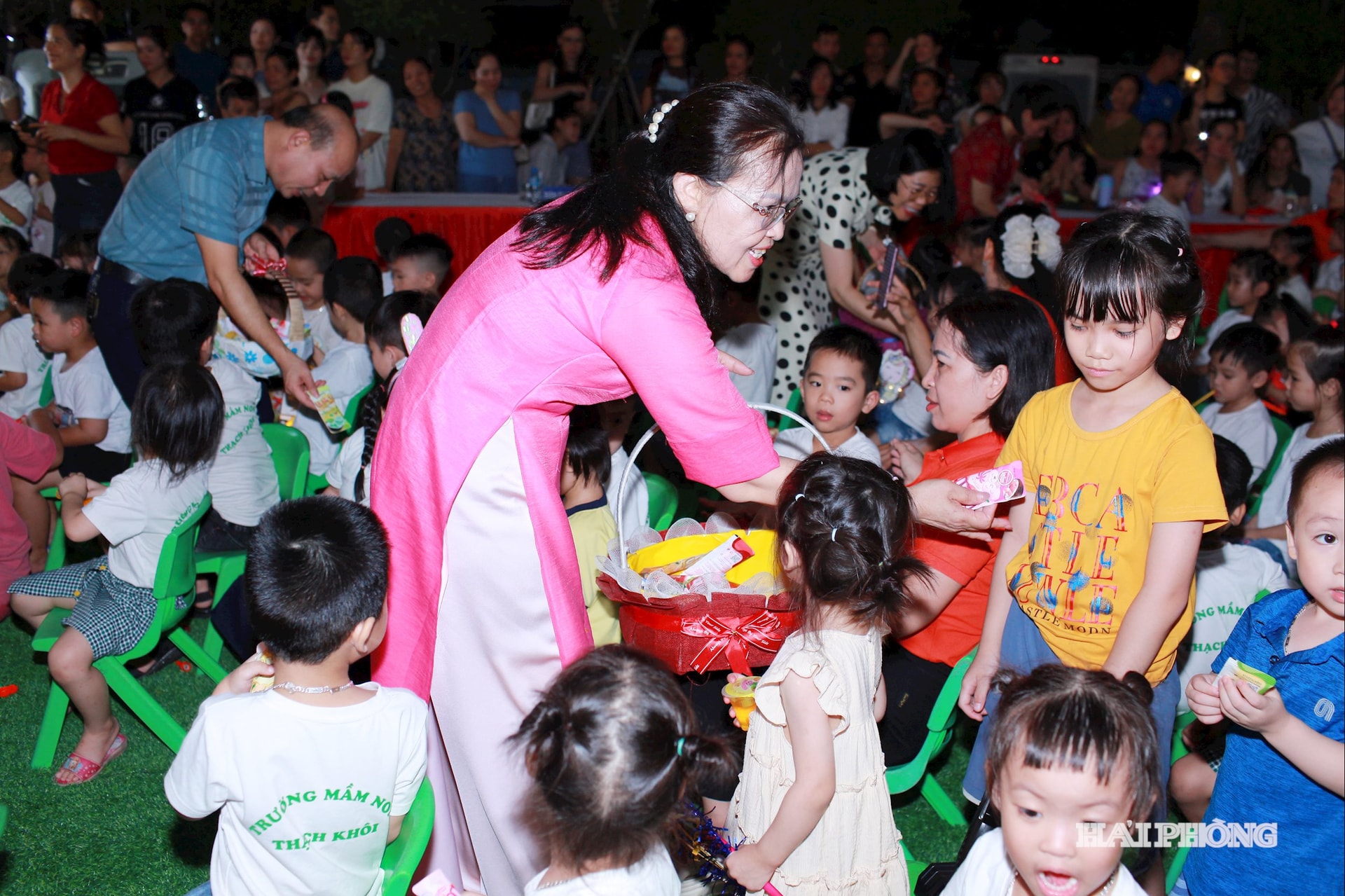Các bé Trường Mầm non Thạch Khôi (phường Thạch Khôi) được cô iệu trưởng Nguyễn Thị Gấm tặng quà dịp tết Trung thu.