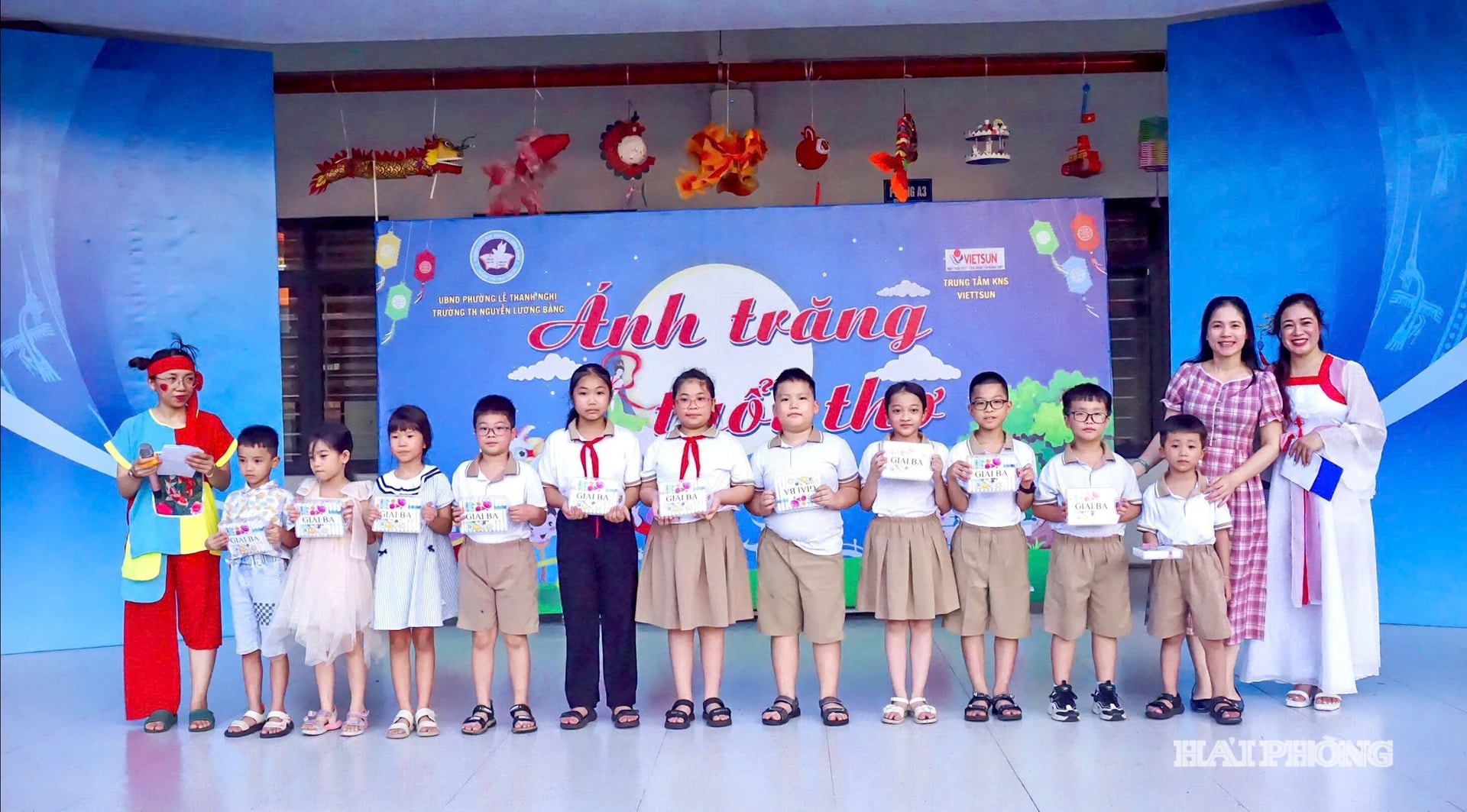 Cô Hiệu trưởng Nguyễn Thị Tuyết Mai trao thưởng tặng các học sinh Trường iểu học Nguyễn Lương Bằng (phường Lê Thanh Nghị) sáng tạo thiết kế đồ chơi trung thu.