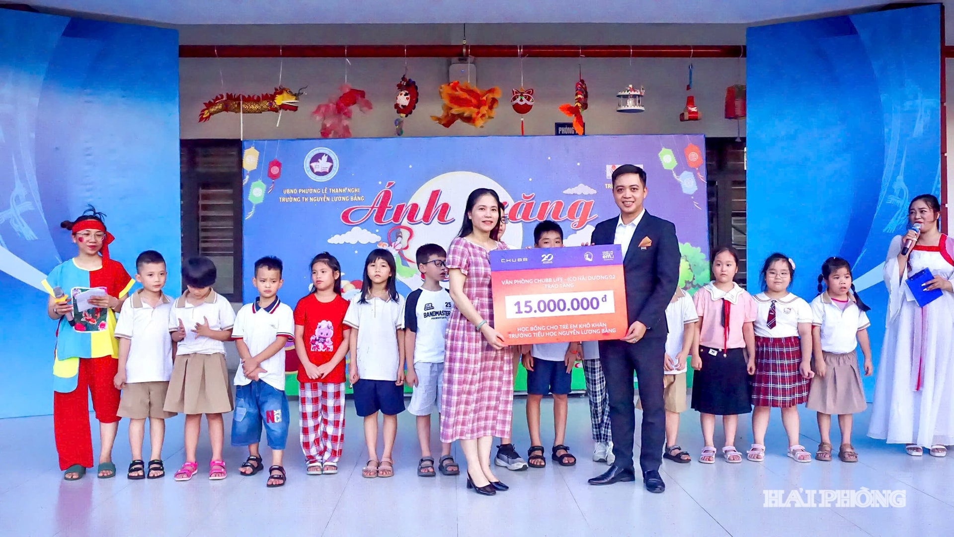 Không chỉ rộn ràng các trò chơi, hoạt động trải nghiệm, Trung thu còn đầy ắp nghĩa tình, là dịp để các nhà trường, cơ quan, đơn vị thể hiện sự quan tâm đến học sinh hoàn cảnh kho khăn, vượt khó học giỏi. Trong ảnh: Văn phòng Chubb Life - ICO Hải Dương 02 tặng học bổng trẻ em khó khăn Trường Tiểu học Nguyễn Lương Bằng (phường Lê Thanh Nghị).