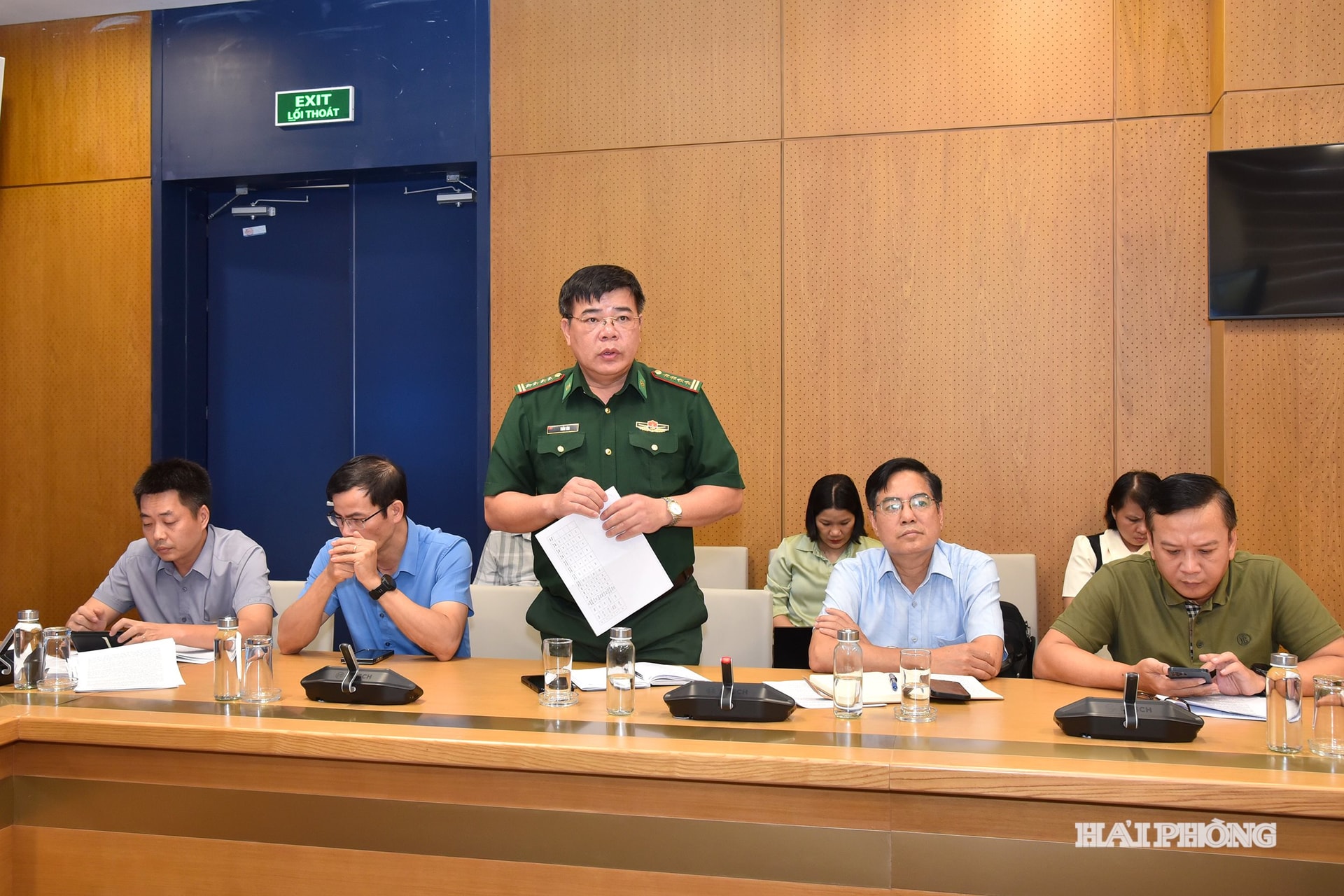 Vertegenwoordigers van de grenswacht van Hai Phong brachten verslag uit bij de bijeenkomst.