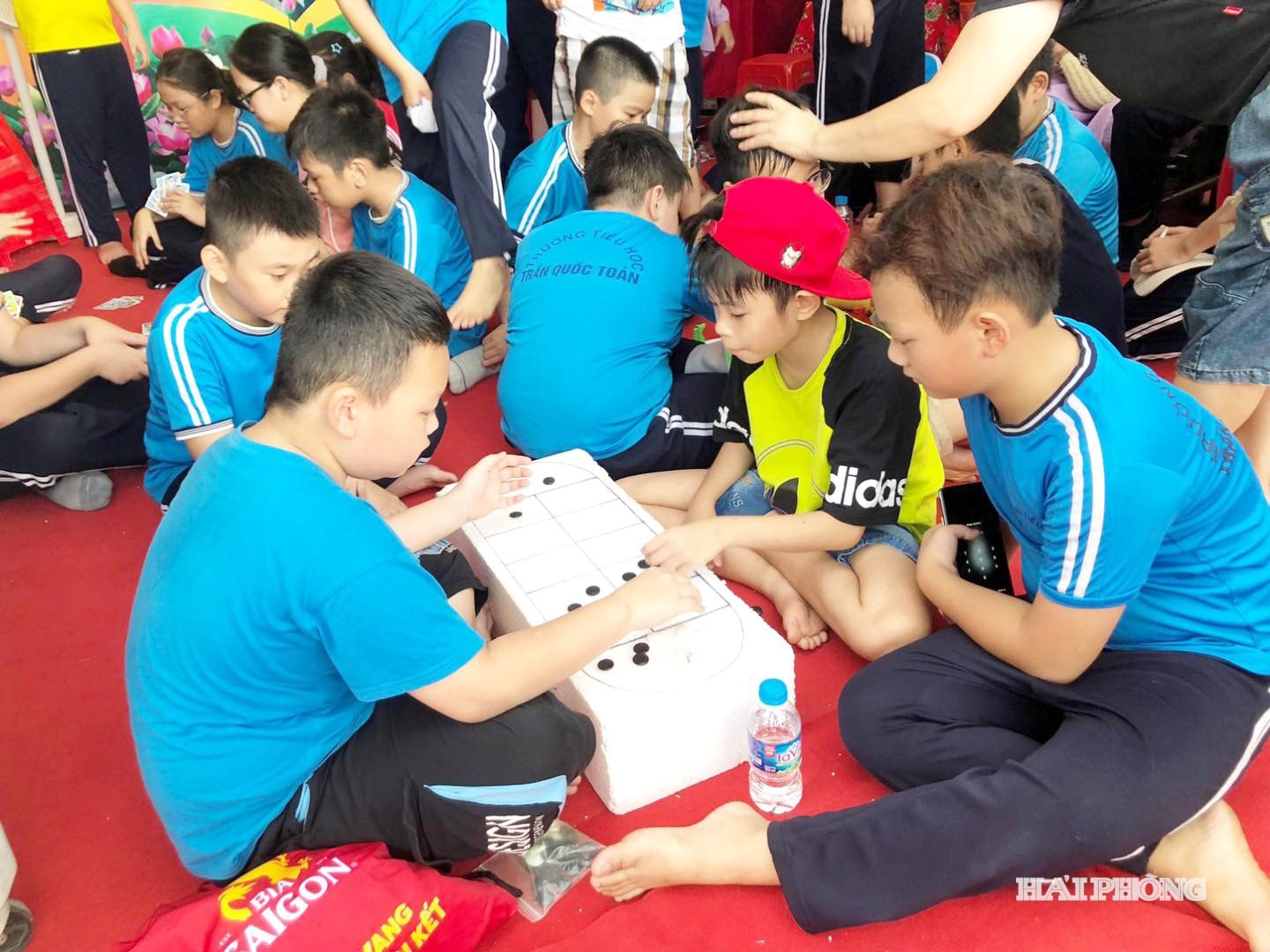 Những trò chơi dân gian được tái hiện đem lại những giây phút trải nghiệm vui vẻ của học sinh Trường Tiểu học Trần Quốc Toản (phường Ngô Quyền) tại Hội trại vui Tết Trung thu.