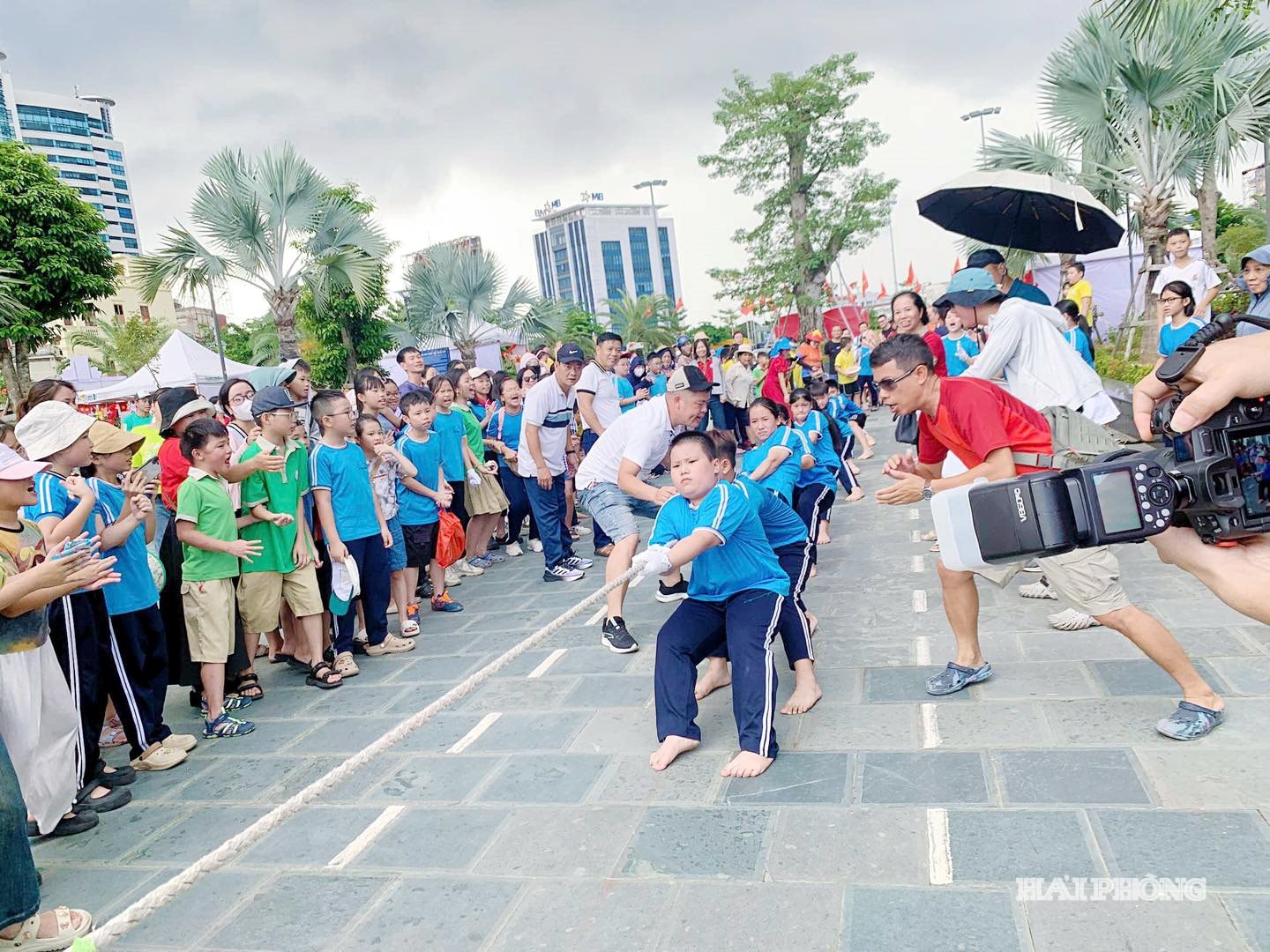 Trò chơi kéo co diễn ra sôi nổi, kịch tính, thu hút không chỉ học sinh mà cả phụ huynh Trường Tiểu học Trần Quốc Toản (phường Ngô Quyền) tham gia cổ vũ, tạo nên bầu không khí gắn kết và đầy ắp tiếng cười trong ngày hội Trung thu.