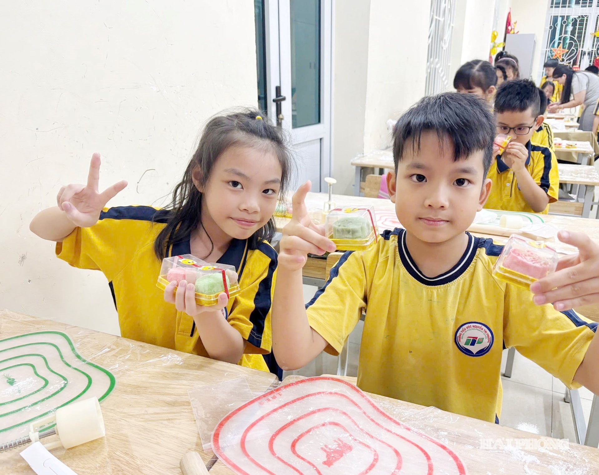 Niềm vui của học sinh Trường iểu học Nguyễn Tri Phương (phường Hồng Bàng) khi trải nghiệm làm bánh trung thu truyền thống thành công.