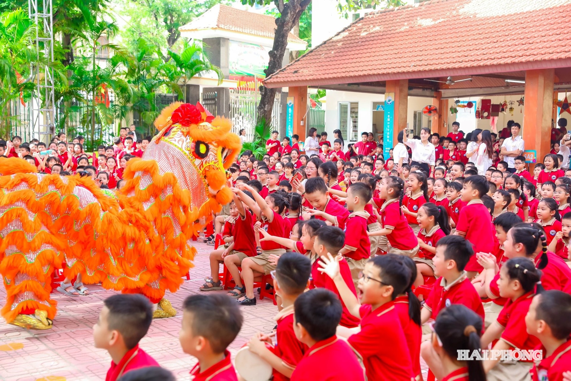 Tiếng trống rộn ràng, sắc màu rực rỡ từ màn múa lân – sư khiến học sinh Trường Tiểu học Nguyễn Tri Phương (phường Hồng Bàng) không giấu nổi sự háo hức, say mê.