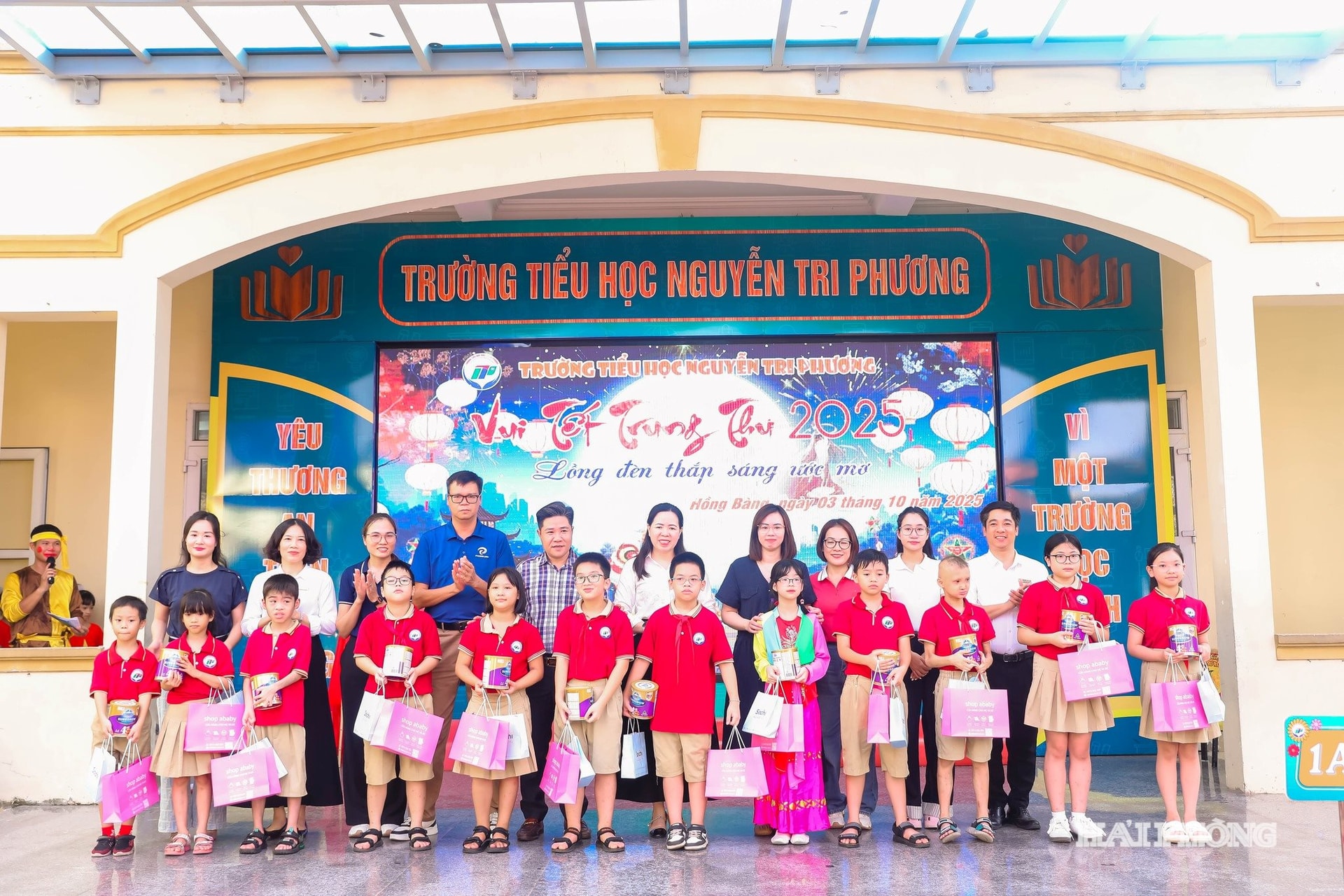 12 học sinh vượt khó học giỏi Trường Tiểu học Nguyễn Tri Phương (phường Hồng Bàng) được trao tặng những món quà ý nghĩa từ nhà trường và các nhà tài trợ dịp Trung Thu. 