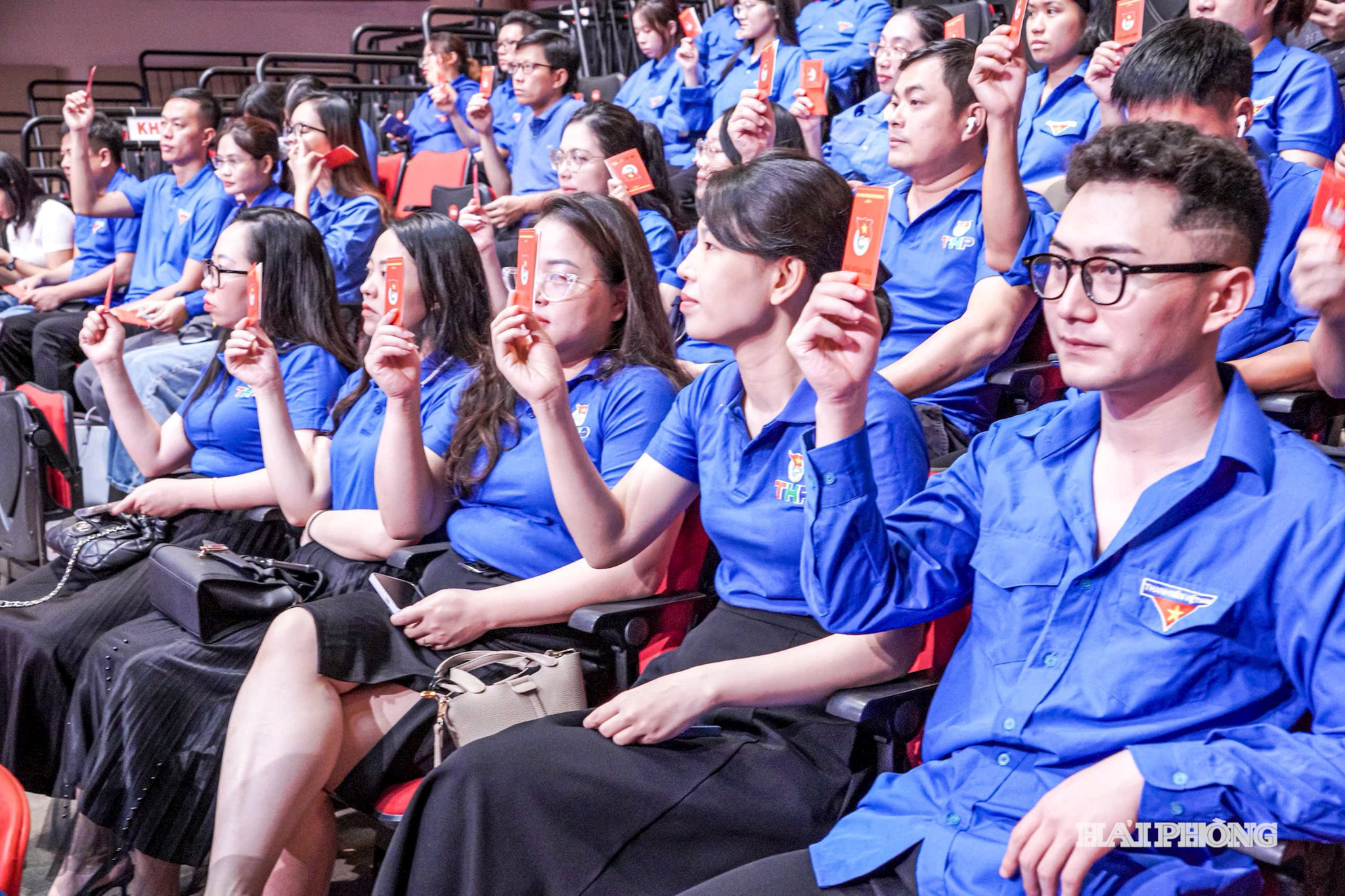 Các đại biểu giơ thẻ biểu quyết tại đại hội