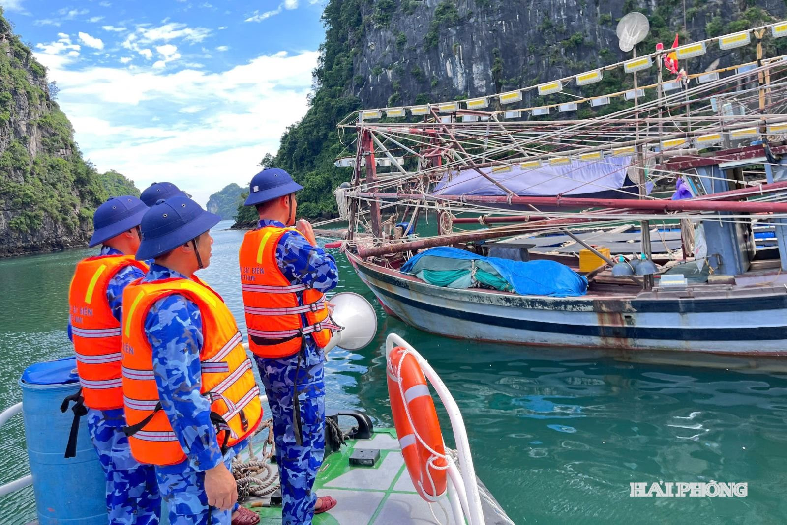 Cán bộ, chiến sĩ Cảnh sát biển tuyên truyền, hướng dẫn bà con ngư dân chủ động phòng, chống bão