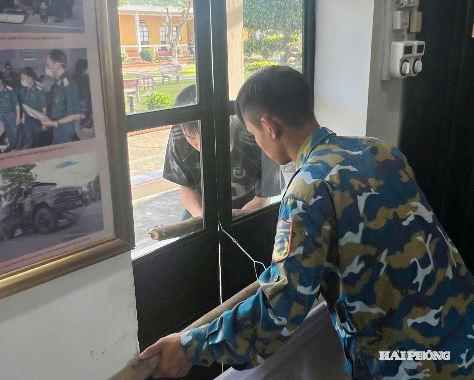 Cán bộ, chiến sĩ Trạm ra đa 22 chằng buộc cửa nhà ở