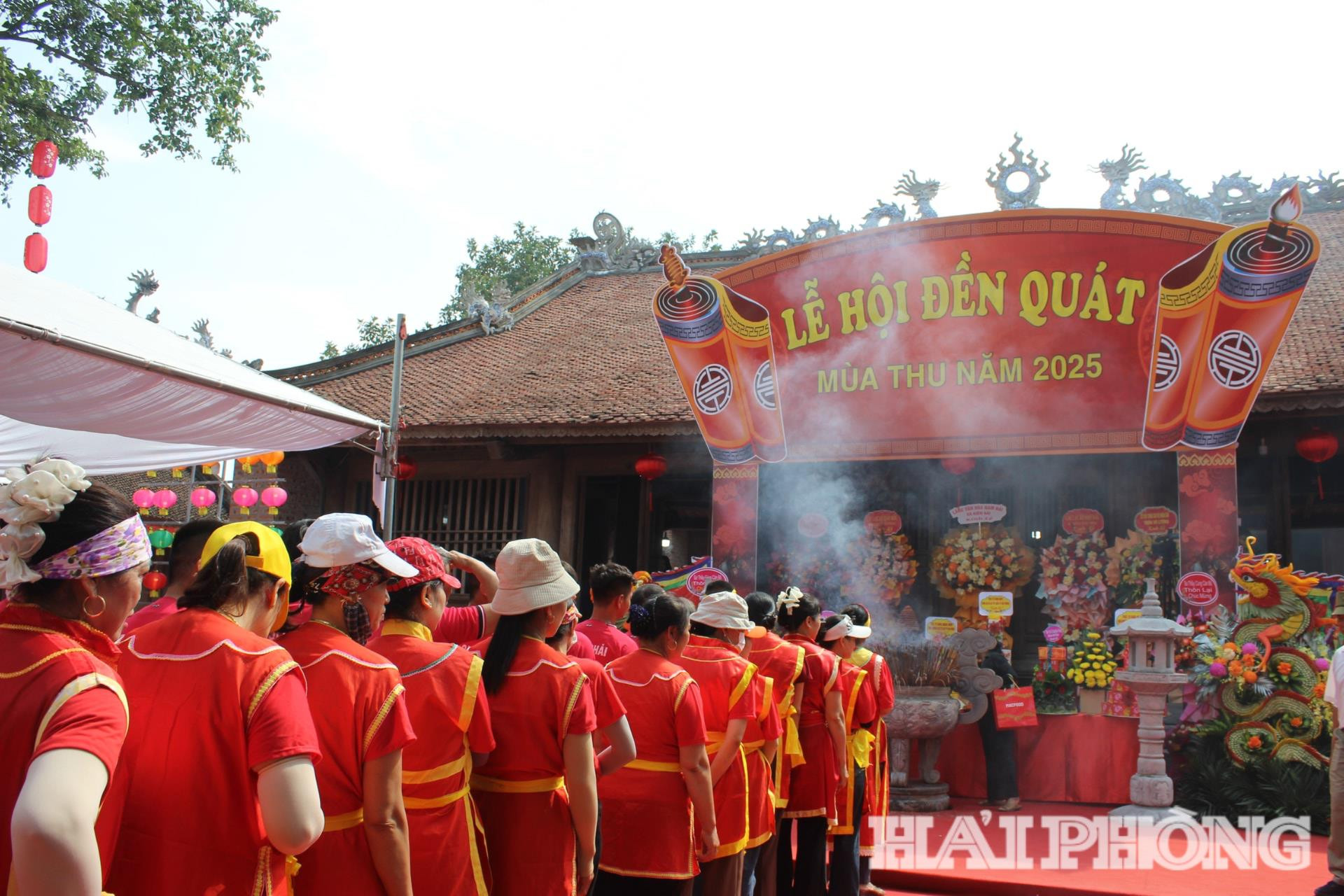 Sau lễ khai hội, các đội dâng hương trước khi tham gia nghi lễ bơi chiềng.