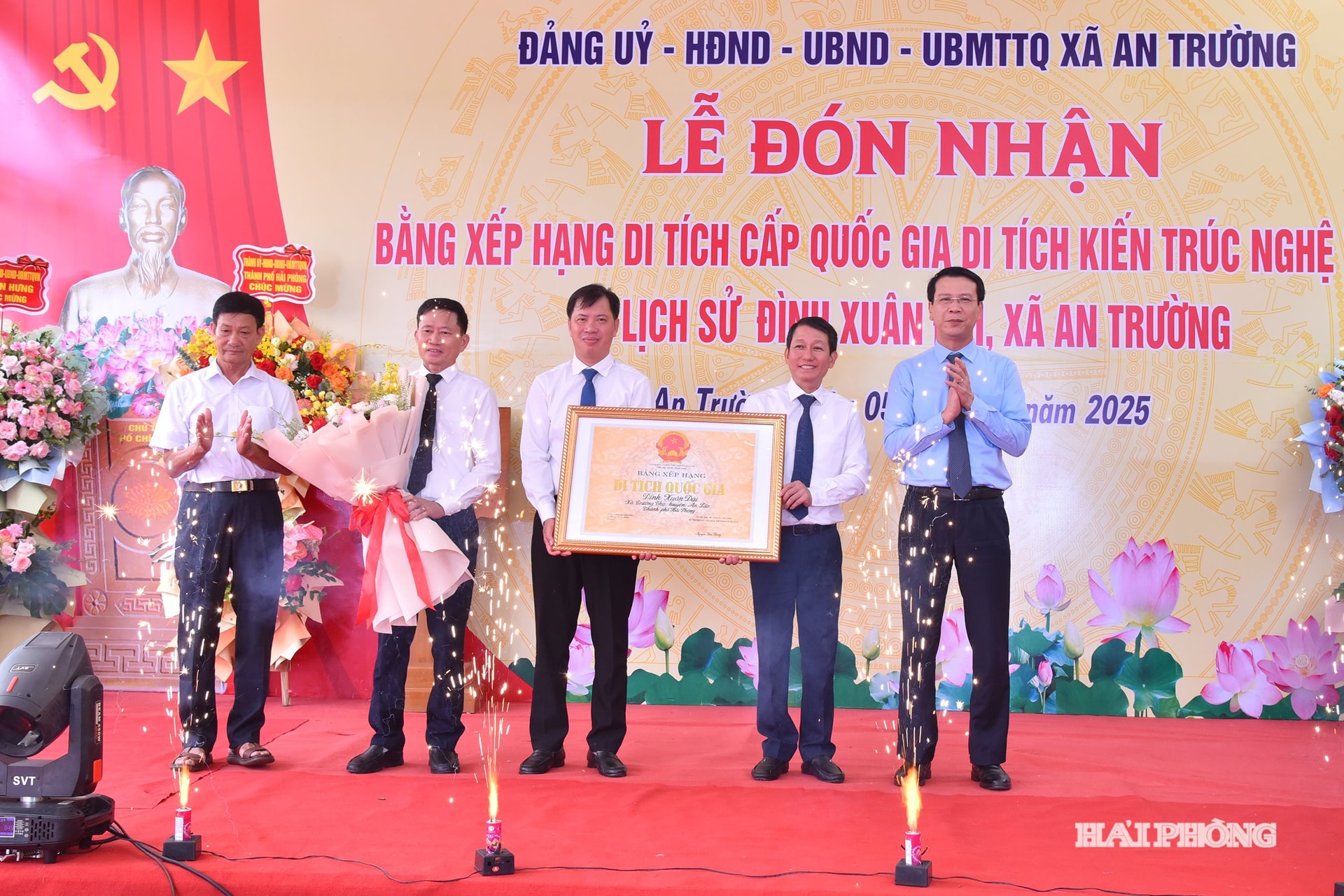 Đồng chí Bùi Đức Quang, Phó chủ tịch Thường trực HĐND thành phố trao Bằng xếp hạng Di tích quốc gia đình Xuân Đài (xã An Trường).