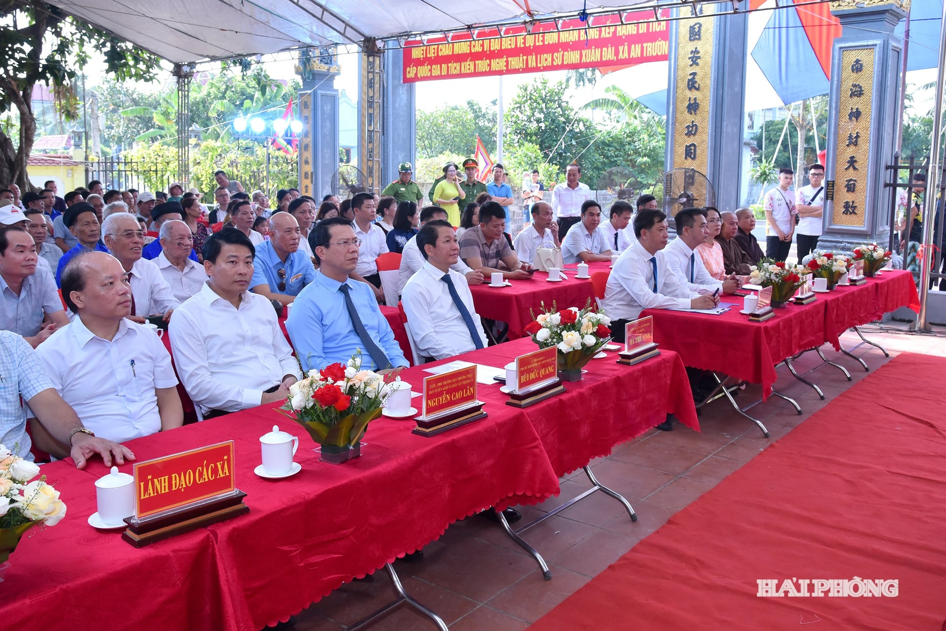Các đại biểu dự lễ đón nhận.