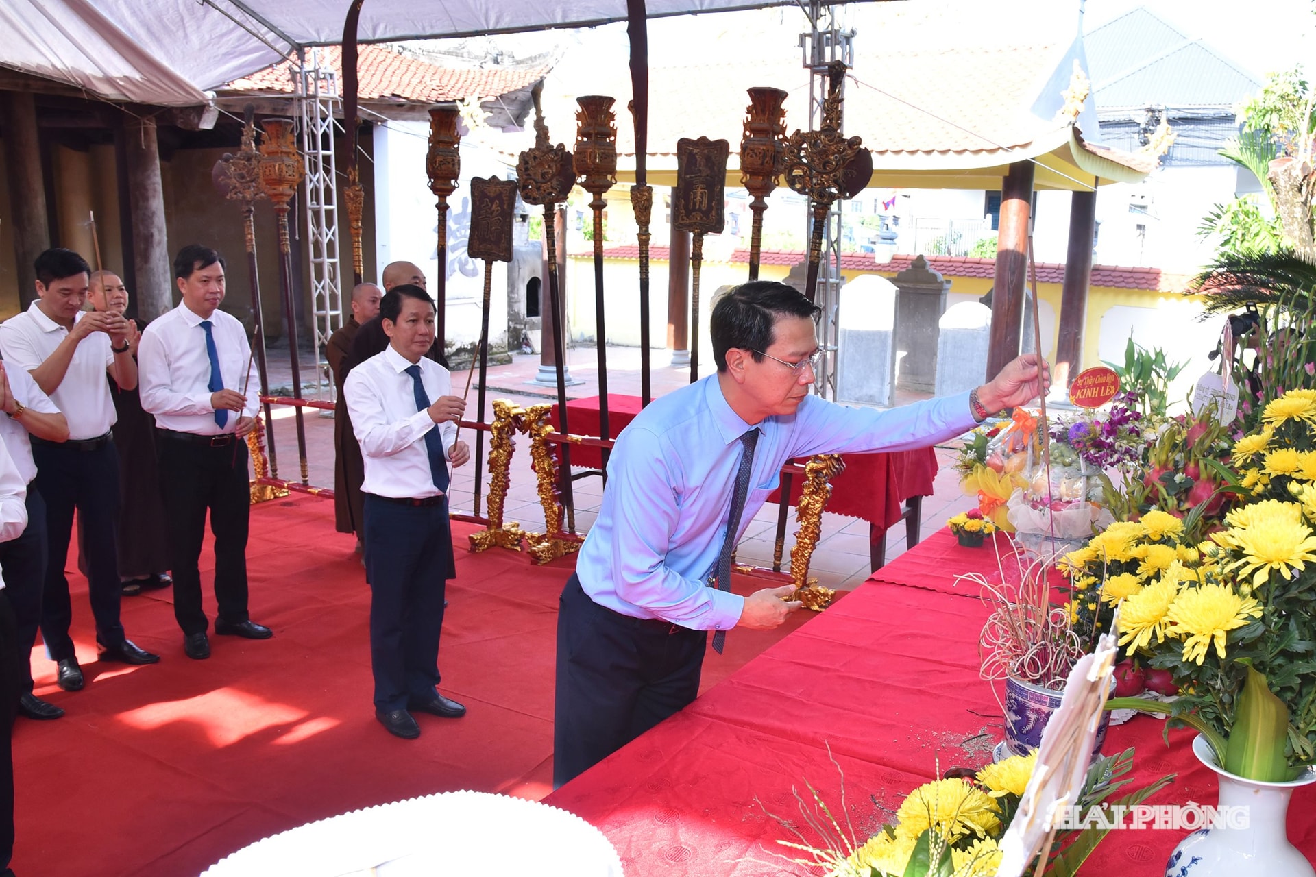 Đồng chí Bùi Đức Quang, Phó chủ tịch Thường trực HĐND thành phố dâng hương tại đình Xuân Đài (xã An Trường).