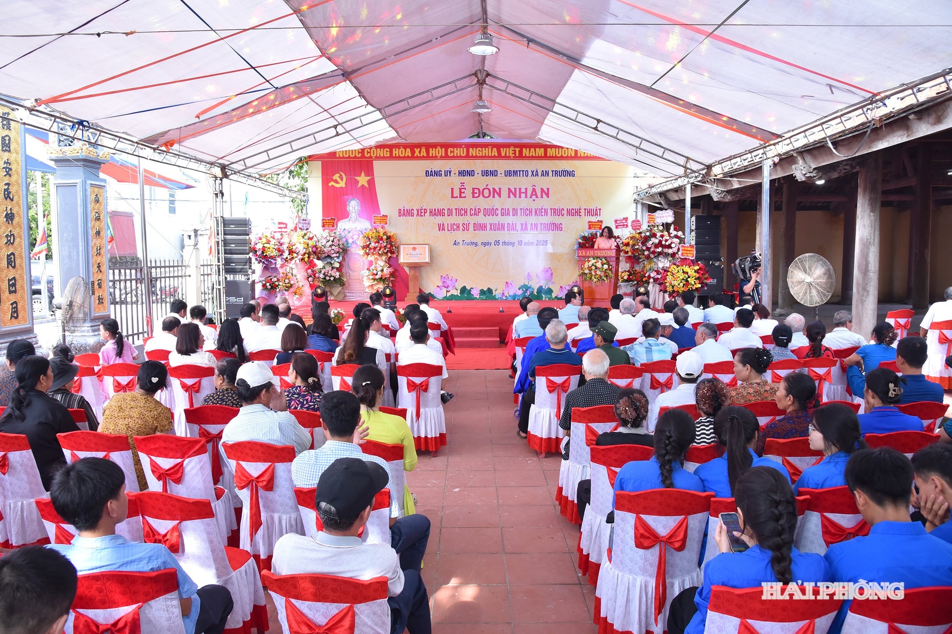 Quang cảnh lễ đón nhận.