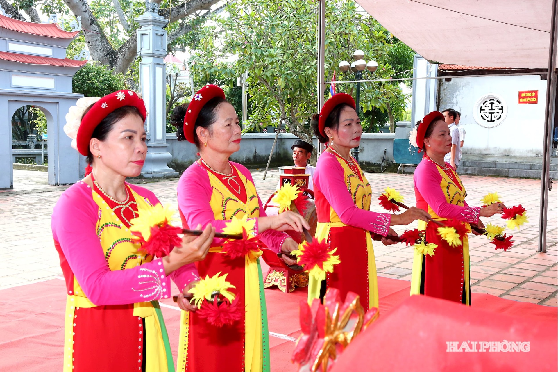 Múa Sênh Tiền - một trong những nghi thức trong Lễ rước Linh Đức vương Ngô Quyền tại Từ Lương Sâm
