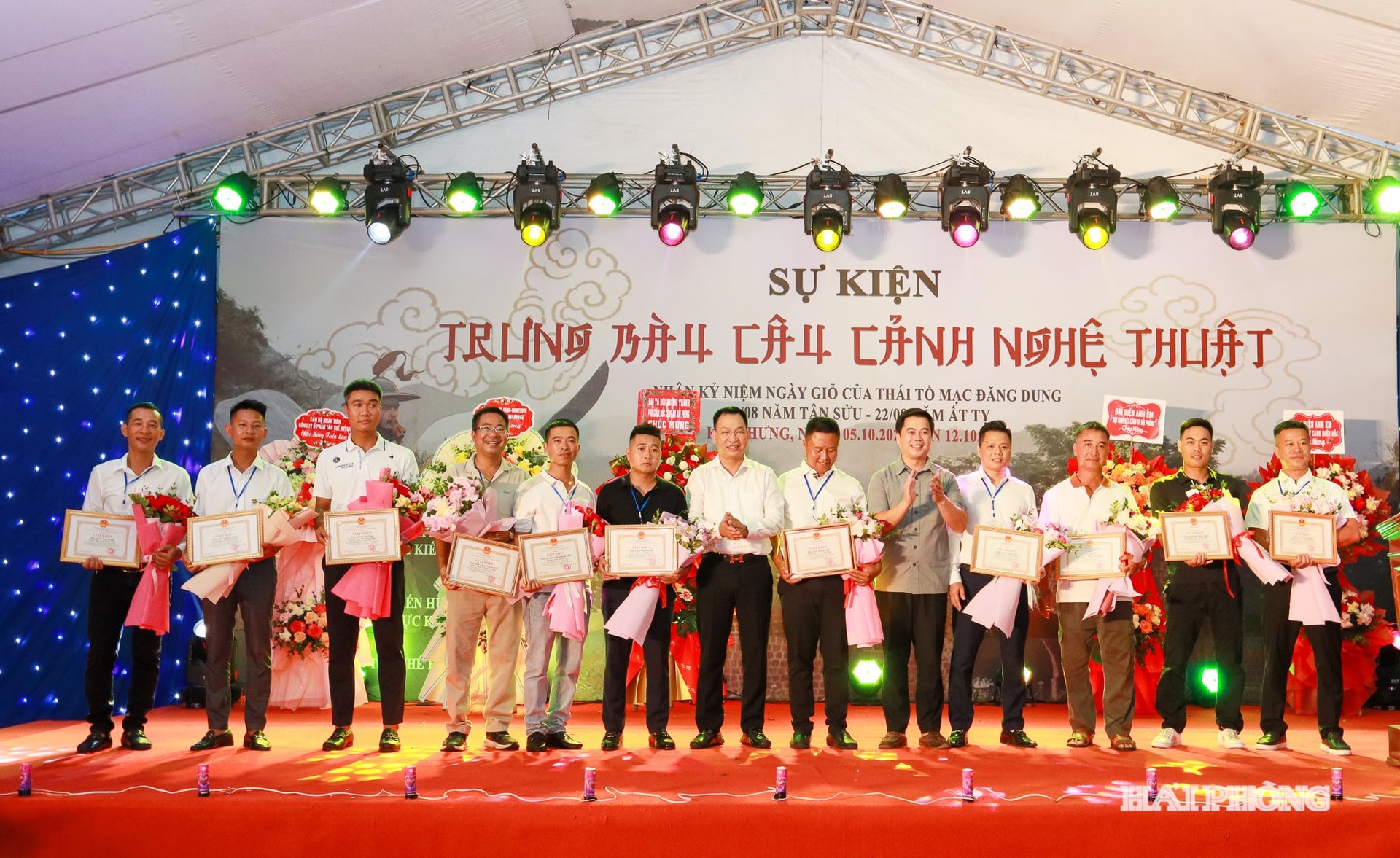 UBND xã Kiến Hưng trao giấy khen tặng các nhà vườn, nghệ nhân tham gia sự kiện.