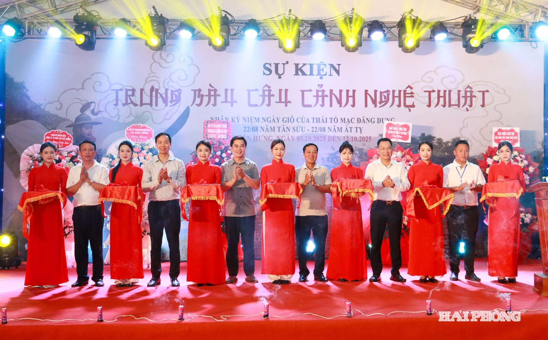 Các đại biểu cắt băng khai mạc sự kiện trưng bày cây cảnh nghệ thuật kỷ niệm 484 năm ngày mất của Thái tổ Mạc Đăng Dung.