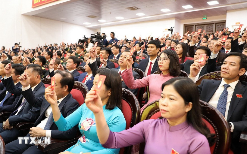 Các đại biểu biểu quyết thông qua dự thảo Nghị quyết Đại hội Đảng bộ tỉnh Ninh Bình nhiệm kỳ 2025-2030. (Ảnh minh họa: Đức Phương/TTXVN)
