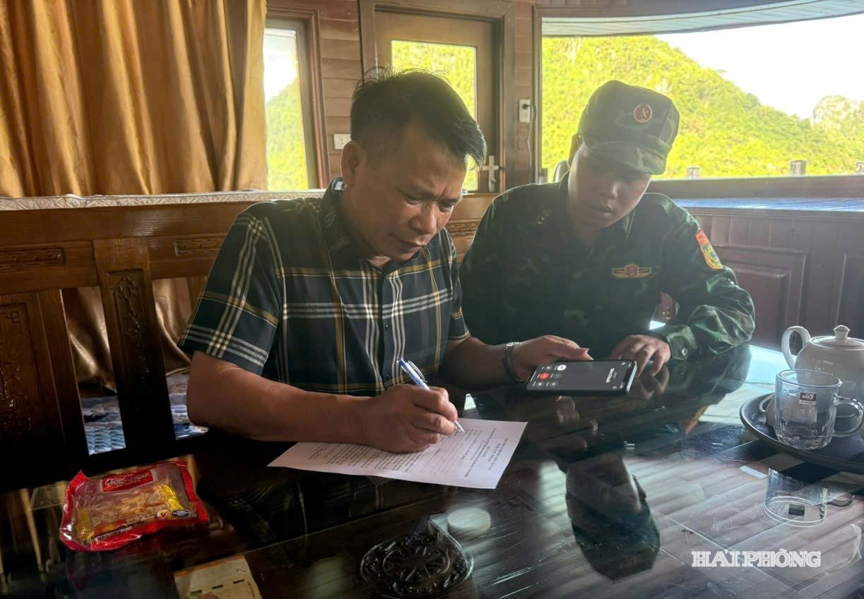 Đồn Biên phòng Cát Bà cho chủ tàu ký cam kết bảo đảm an toàn phòng chống bão