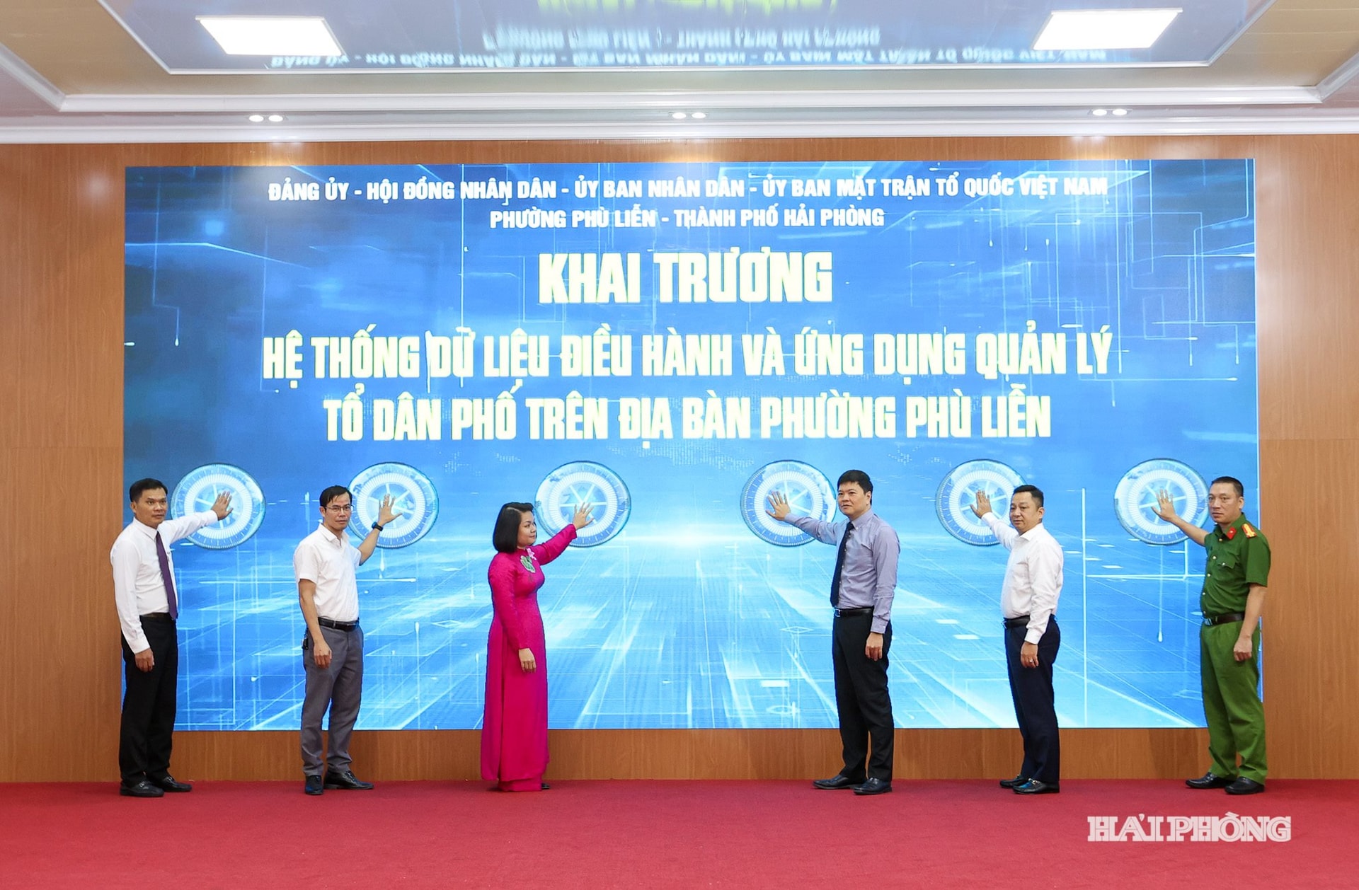 Đồng chí Hoàng Minh Cường, Uỷ viên Thành uỷ, Phó chủ tịch UBND thành phố cùng các đại biểu khai trương Trung tâm dữ liệu và hệ thống điều hành giám sát thông minh