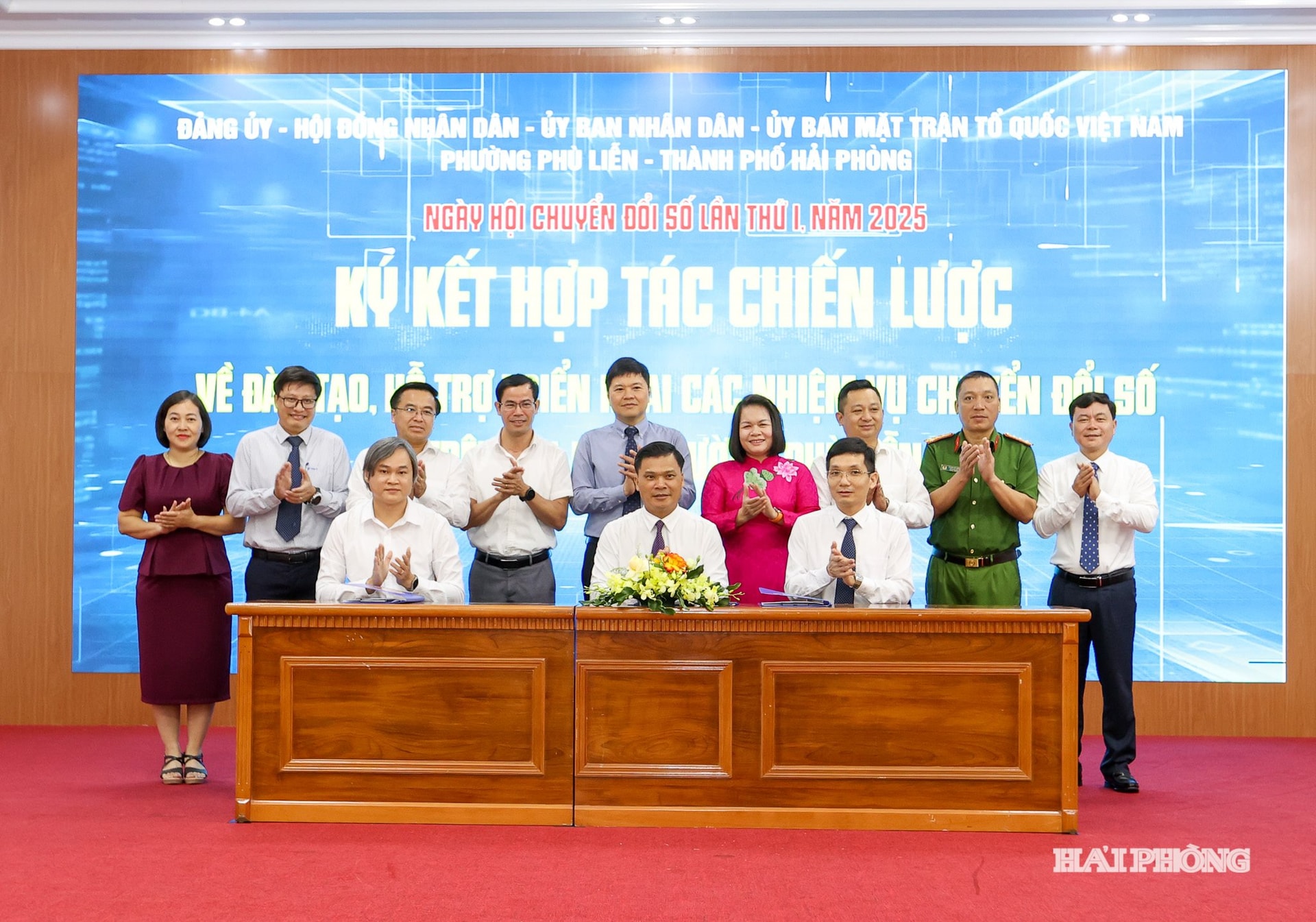 Đồng chí Hoàng Minh Cường, Uỷ viên Thành uỷ, Phó chủ tịch UBND thành phố cùng các đại biểu chứng kiến lễ ký kết hợp tác chiến lược về đào tạo, hỗ trợ các nhiệm vụ chuyển đổi số trên địa bàn phường Phù Liễn