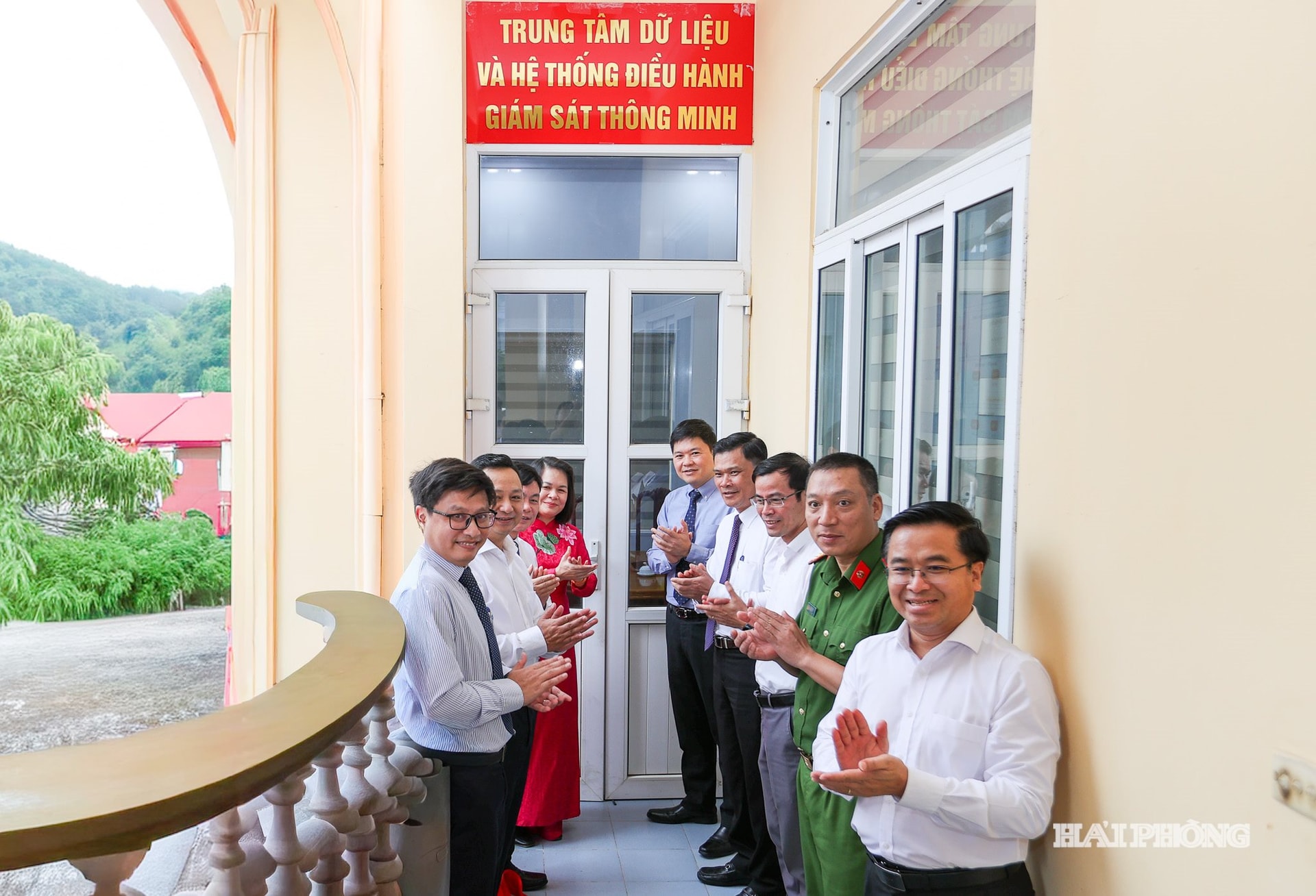 Đồng chí Hoàng Minh Cường, Uỷ viên Thành uỷ, Phó chủ tịch UBND thành phố cũng các đồng chí lãnh đạo phường khai trương Trung tâm dữ liệu và hệ thống điều hành giám sát thông minh