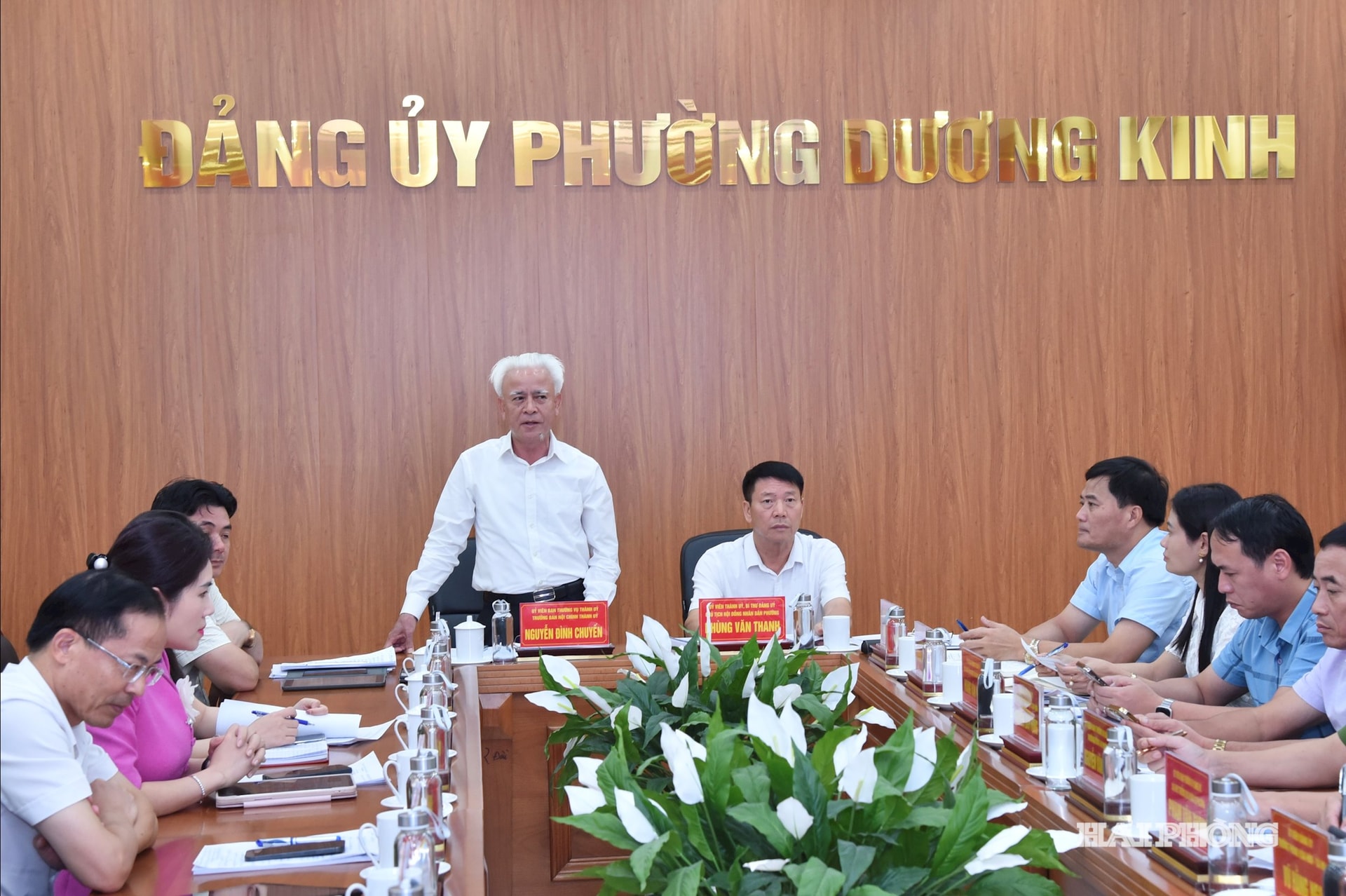 សមមិត្ត Nguyen Dinh Chuyen សមាជិកគណៈកម្មាធិការអចិន្ត្រៃយ៍នៃគណៈកម្មាធិការបក្សទីក្រុង ប្រធានគណៈកម្មាធិការកិច្ចការផ្ទៃក្នុងនៃគណៈកម្មាធិការបក្សទីក្រុងបានថ្លែងសុន្ទរកថាក្នុងសន្និសីទ។