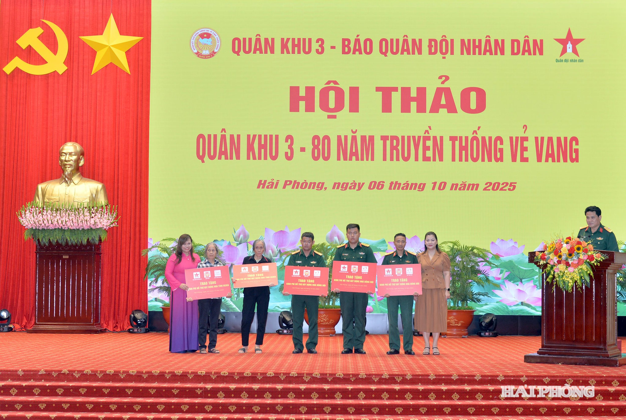 Nhà tài trợ trao tặng kinh phí xây dựng Nhà nghĩa tình đồng đội tại hội thảo