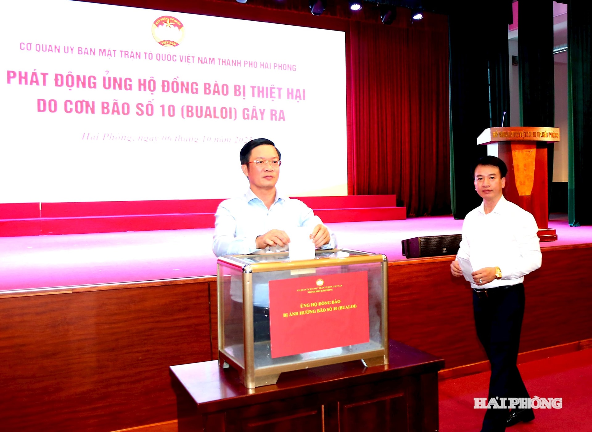 Kamerad Nguyen Van Lap, Wakil Sekretaris Komite Partai Kota, Ketua Komite Front Tanah Air Kota, mendukung masyarakat yang terkena dampak badai No. 10.