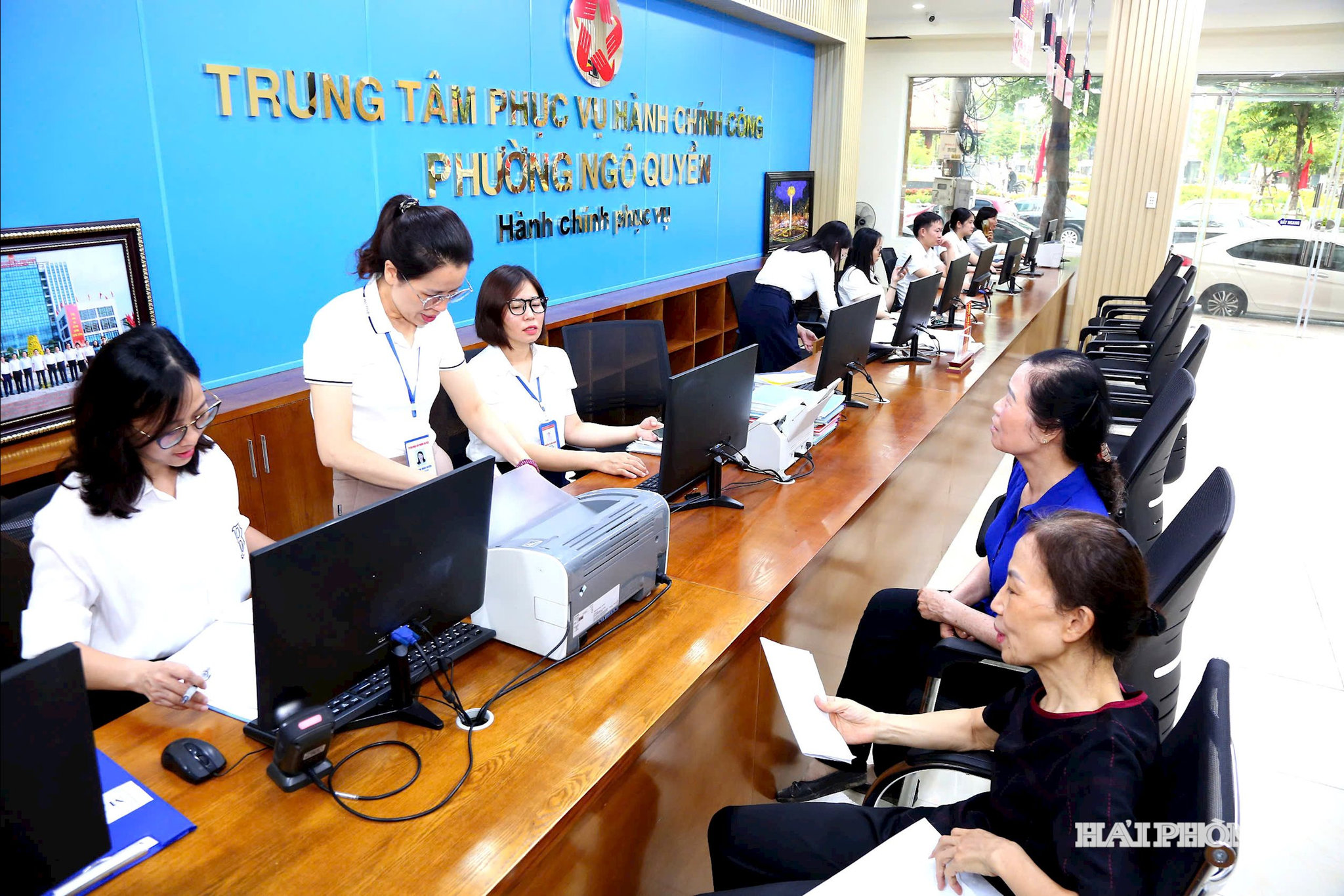 Trung tâm Phục vụ hành chính công phường Ngô Quyền có lúc quá tải do diện tích hẹp, lượng người giao dịch đông