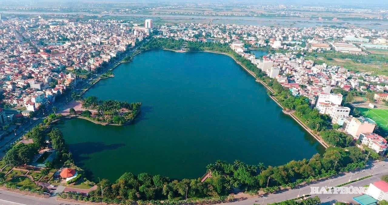 Bach Dang Lake, with an area of over 20 hectares, is a landscape highlight and serves to regulate rainwater in the western urban area of the city.